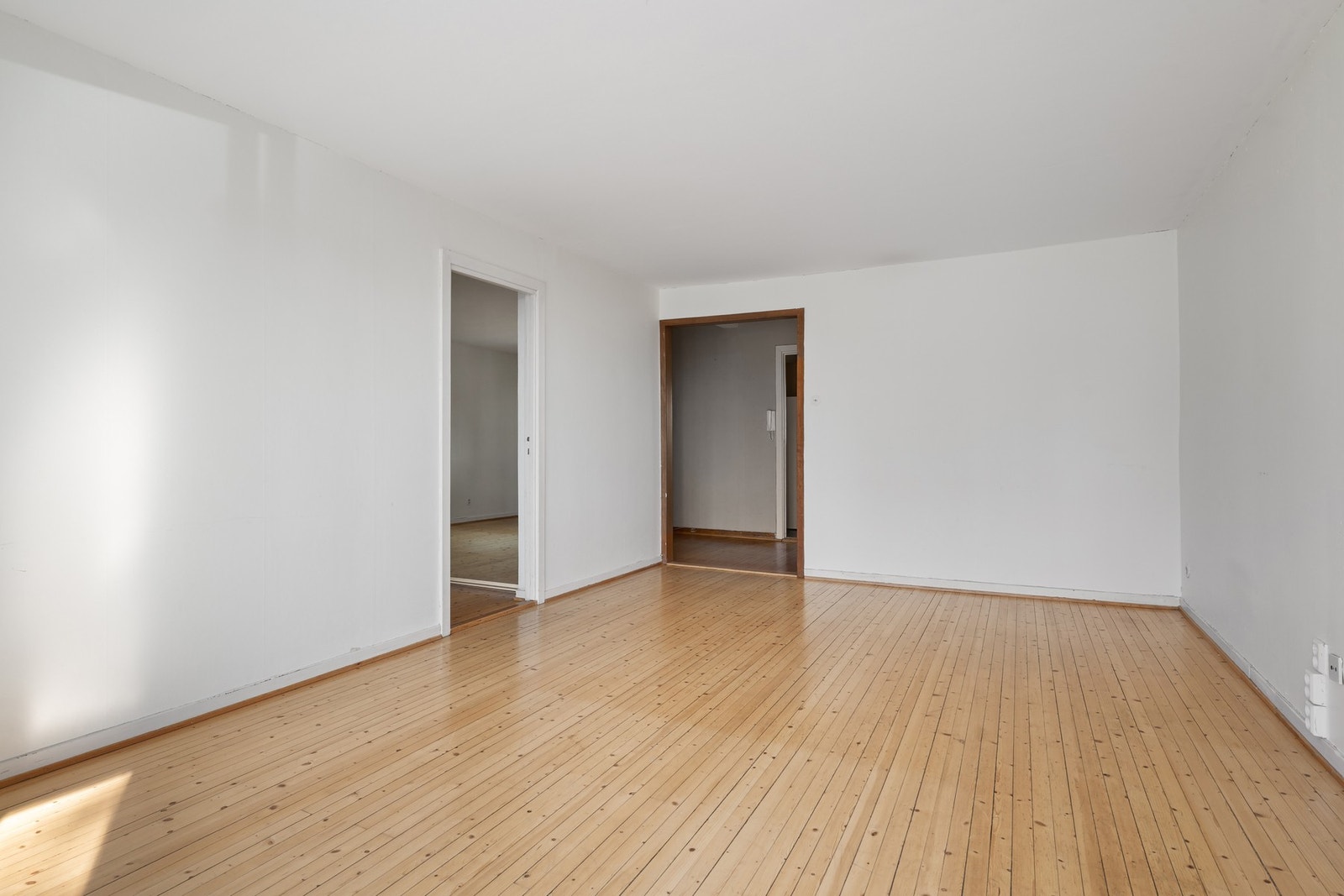 Her er det god plass til både sofagruppe med tilhørende møblement og spisebord. Galleribilde