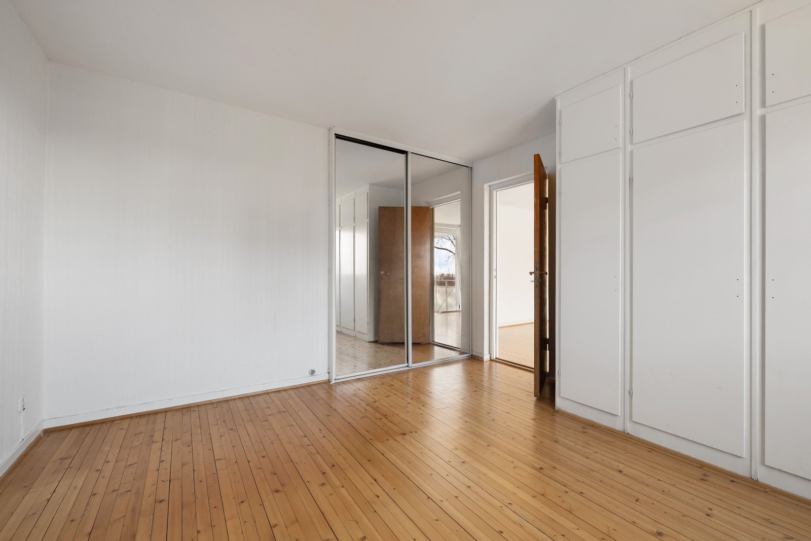 Innredet med både plassbygd garderobeskap og skyvedørsgarderobe med rikelig lagringsplass. Galleribilde