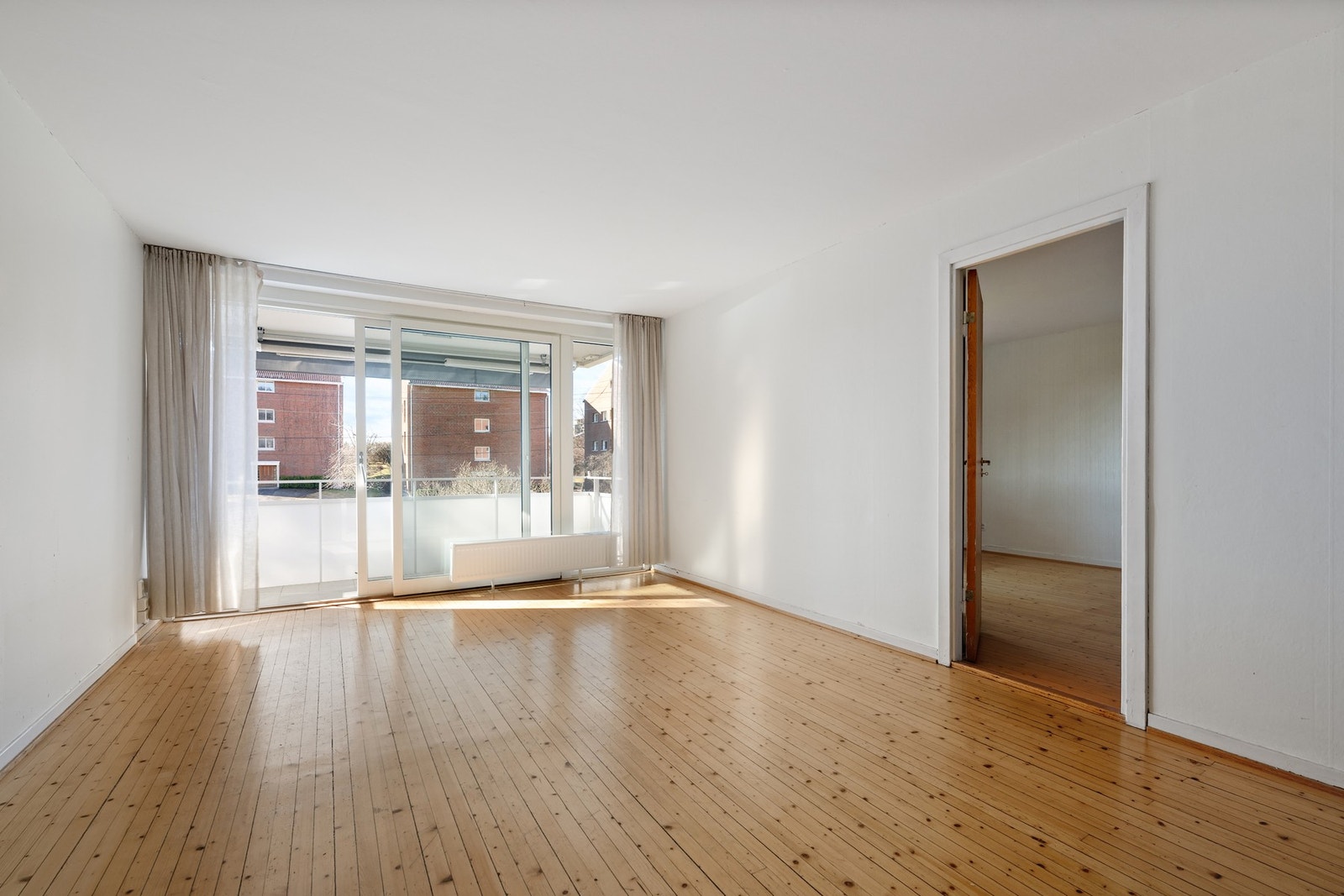 Vi har gleden av å presentere en innholdsrik og gjennomgående 3-roms endeleilighet beliggende i et idyllisk område på Ullernåsen i Oslo. Galleribilde