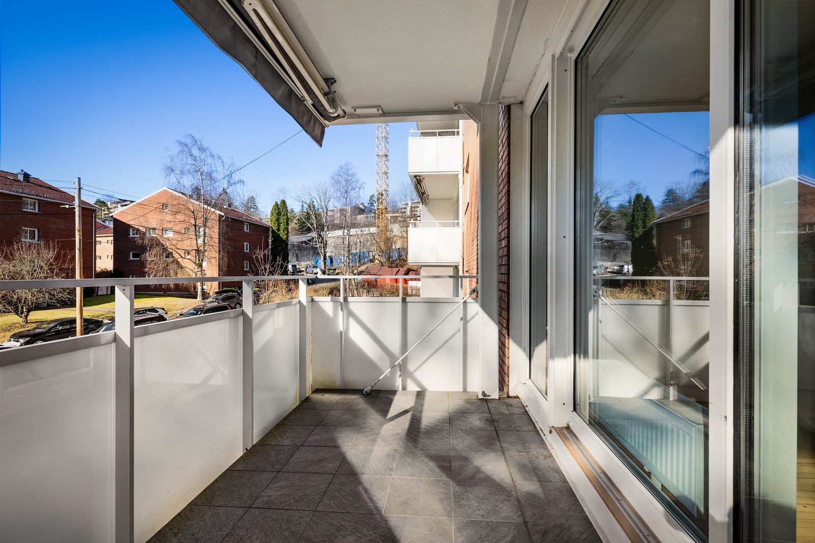 Balkongen har god plass til utemøbler og grill, og vender mot sørvest, noe som gir gode solforhold. Herfra er det fint utsyn mot borettslagets fellesarealer. Galleribilde