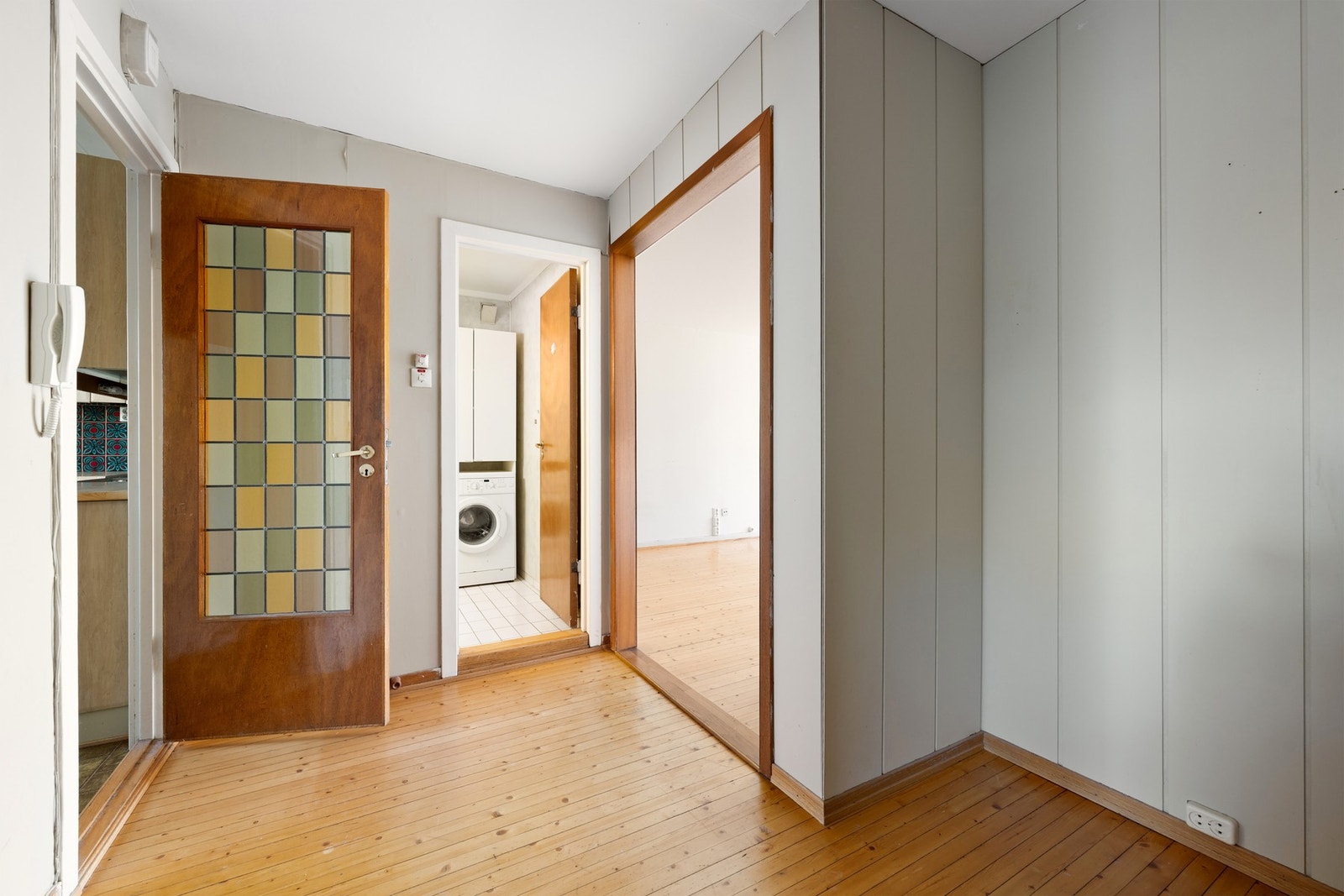 Entréen er har en praktisk nisje med plass til garderobeskap. Galleribilde