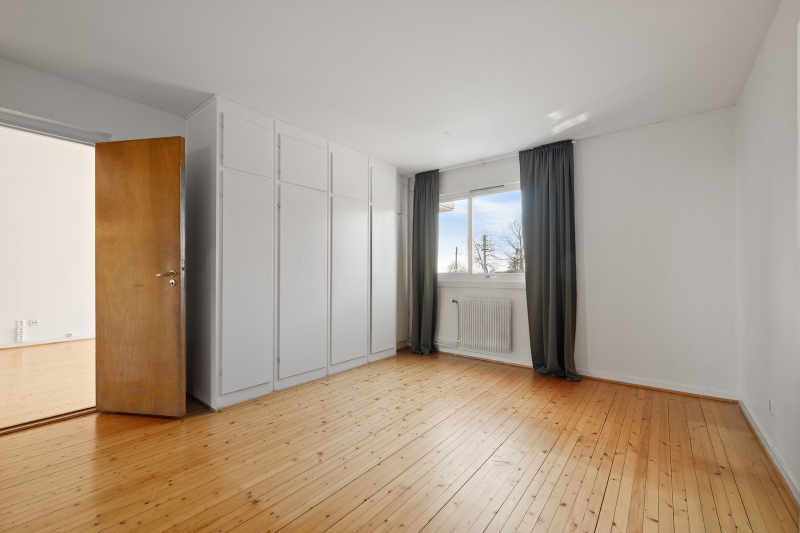 Hovedsoverommet er romslig med plass til stor dobbeltseng og nattbord på begge sider. Galleribilde
