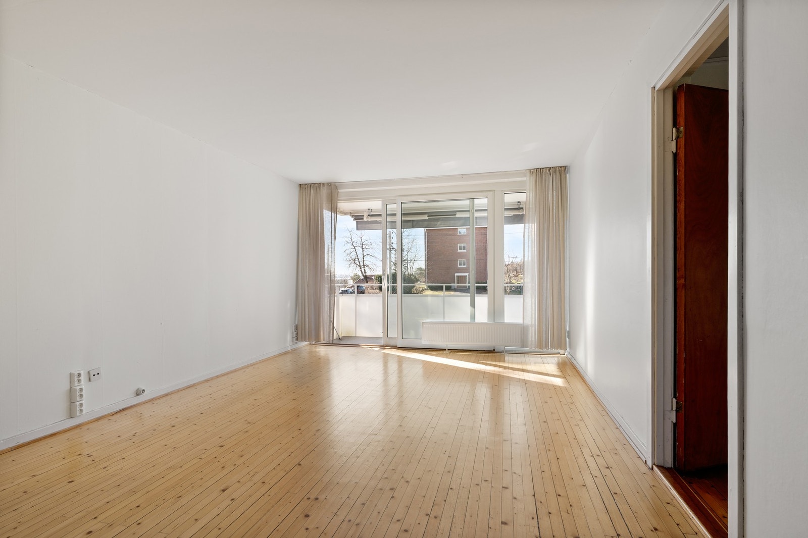Stuen har store vindusflater som slipper inn rikelig med naturlig lys. Galleribilde