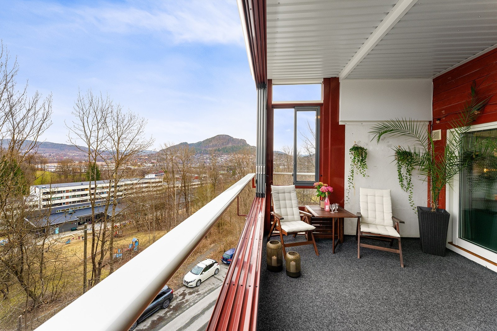 Utsikten fra balkongen strekker seg mot Kolsåstoppen og de grønne omgivelsene. Galleribilde