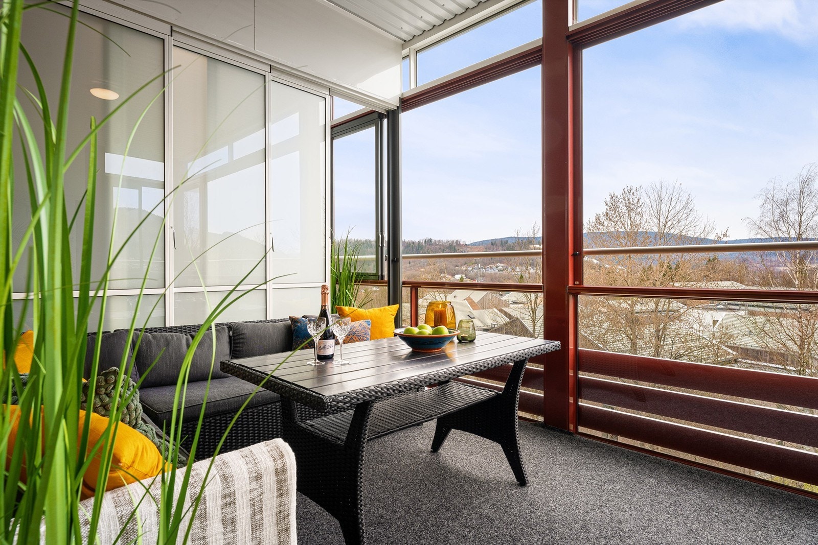 Skyvedørene i glass kan åpnes helt, og gir en åpen og luftig følelse på fine dager. Galleribilde
