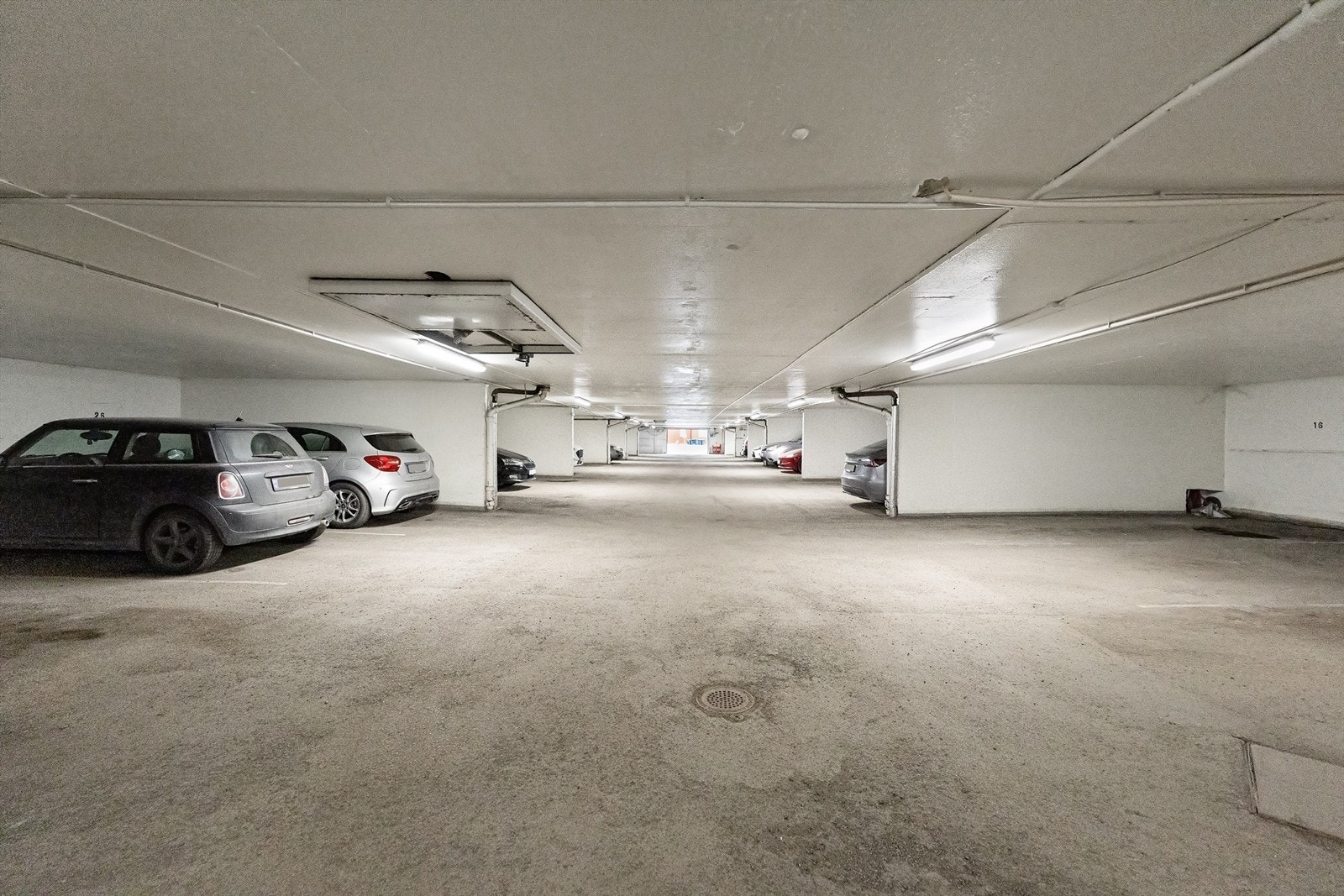 Leiligheten disponerer en bod på 1 m² i kjelleren. Borettslaget har også en felles sportsbod. Venteliste på parkeringsplass Galleribilde