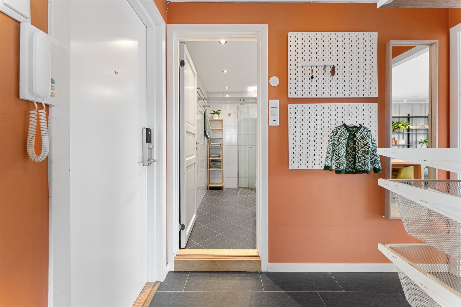 Entréen er sikret med en solid dør fra 2019 med brannklasse EI30, lydklasse 43db og Yale Doorman kodelås. Galleribilde