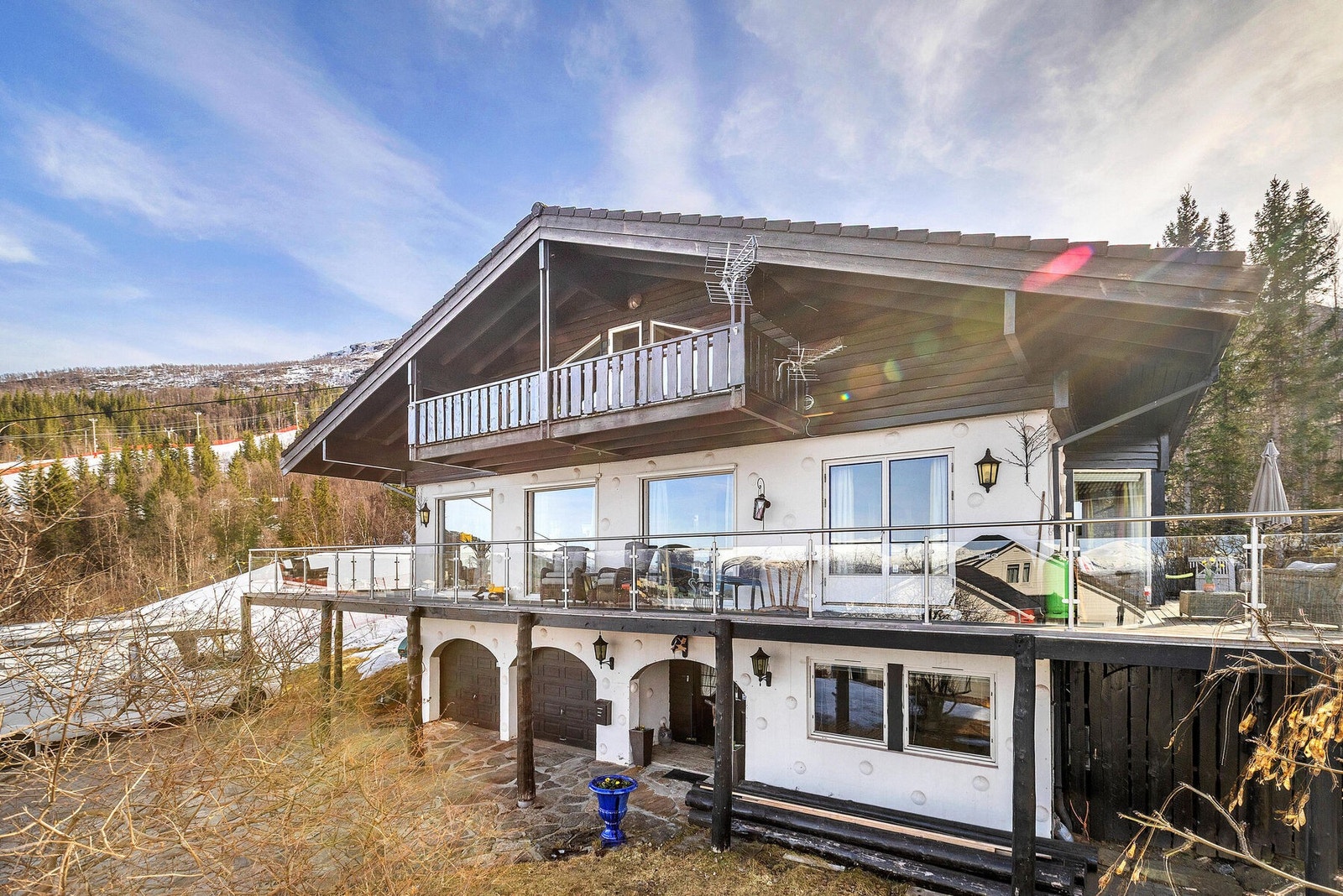Boligen har veranda og terrasse rundt hele boligen. Galleribilde
