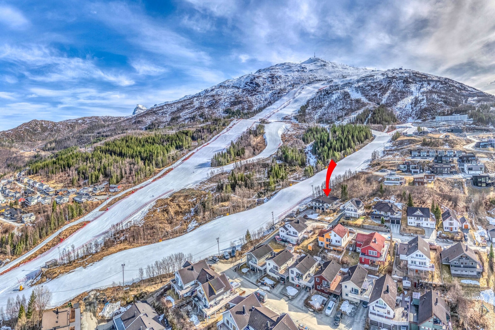 Velkommen til Langrennsveien 24! Romslig og innholdsrik enebolig med dobbelgarasje, stor eiendomstomt og ski-in/ski-out. Fotograf: Kalle Punsvik Galleribilde
