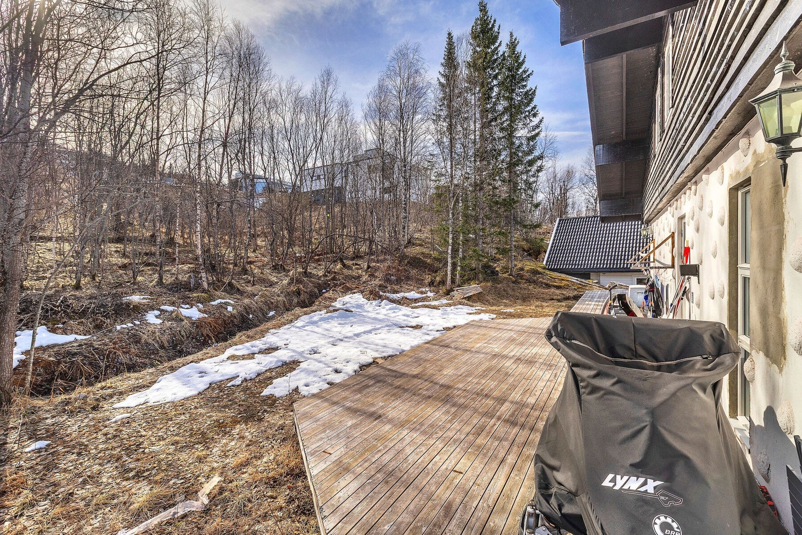 Solrik terrasse også på boligens bakside. Tomten grenser mot usjenert friområde på baksiden. Galleribilde