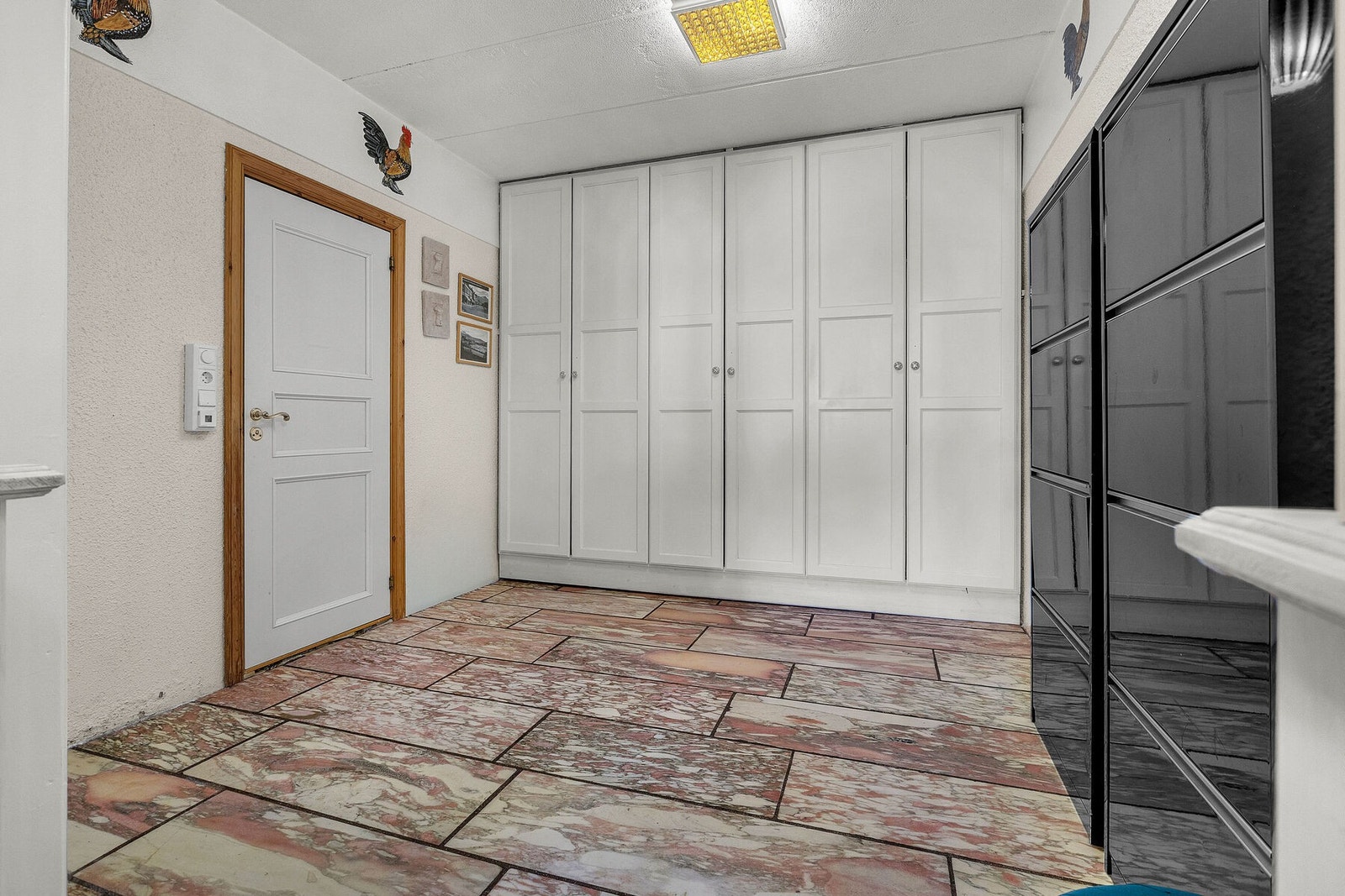 Romslig garderobe ved entré Galleribilde
