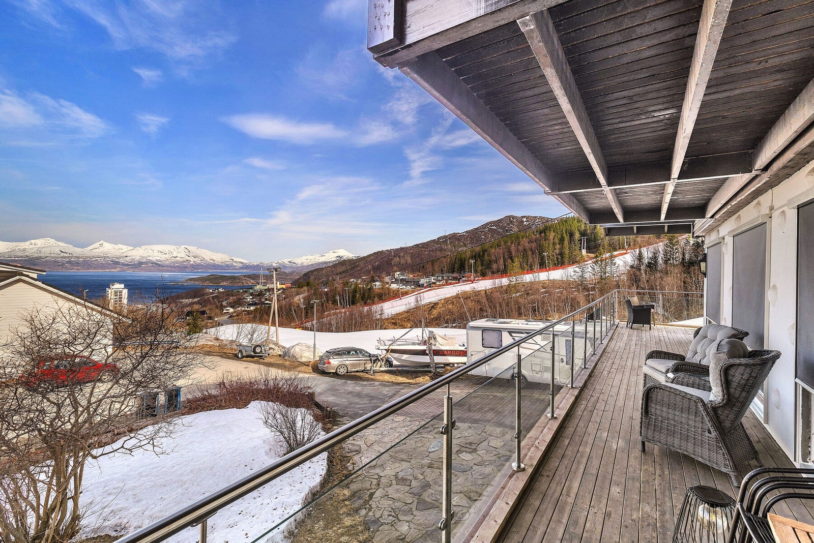 Solrik veranda med praktfull utsikt Galleribilde
