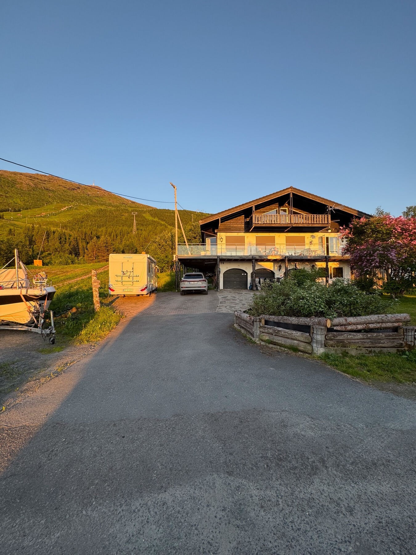 Eiendommen i sommerdrakt - private bilder Galleribilde