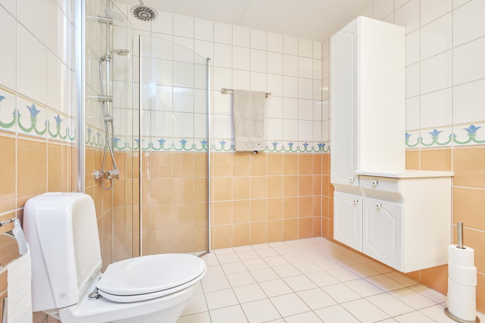 Badet har stort dujshjørne og opplegg for vaskesøyle Galleribilde