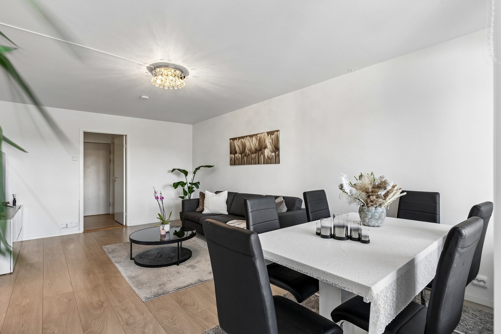 Mulighet for parkering av inntil 2 biler på utvendig parkeringsplass. Galleribilde