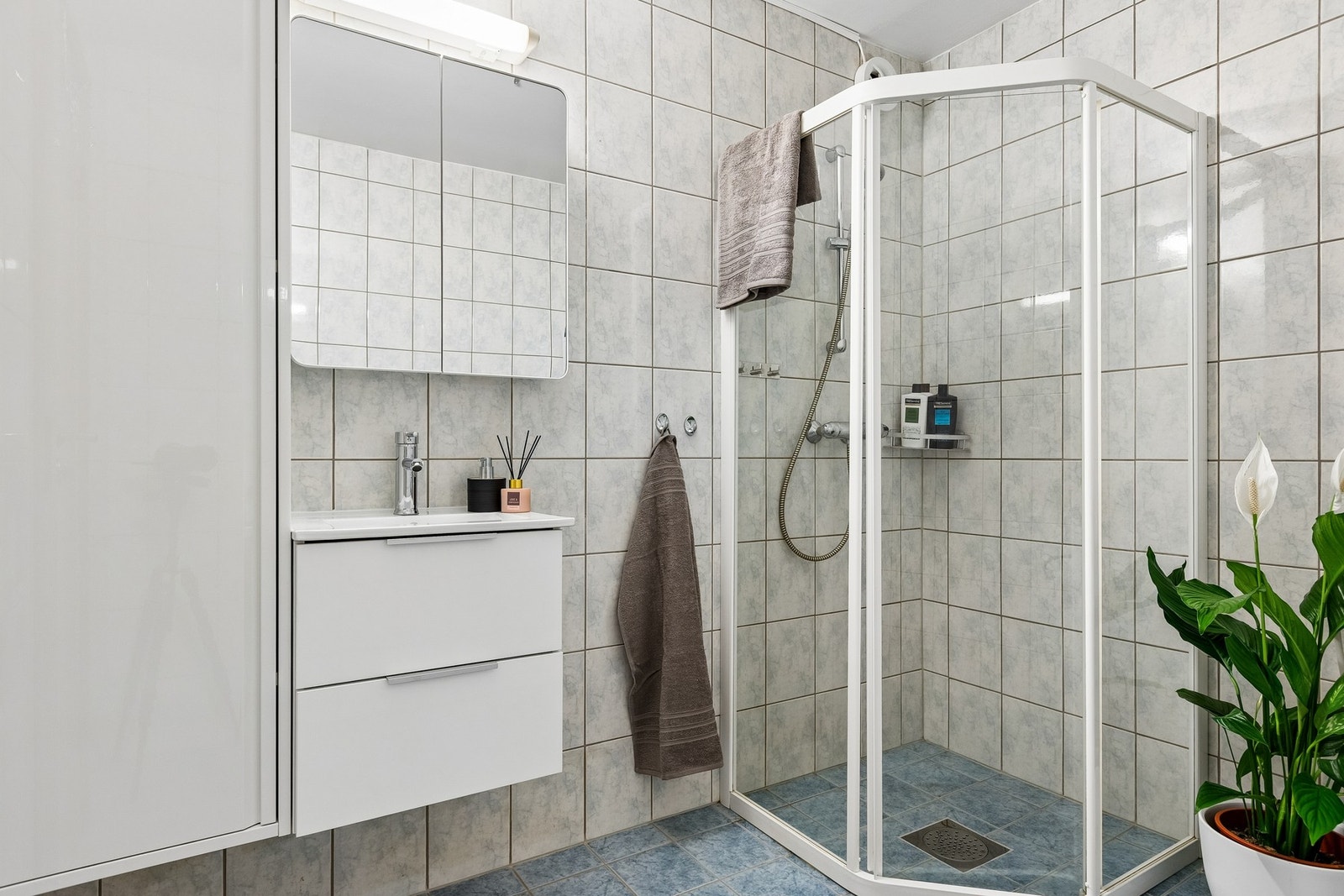Flislagt baderom med behagelig gulvvarme på 5,2m² . Galleribilde