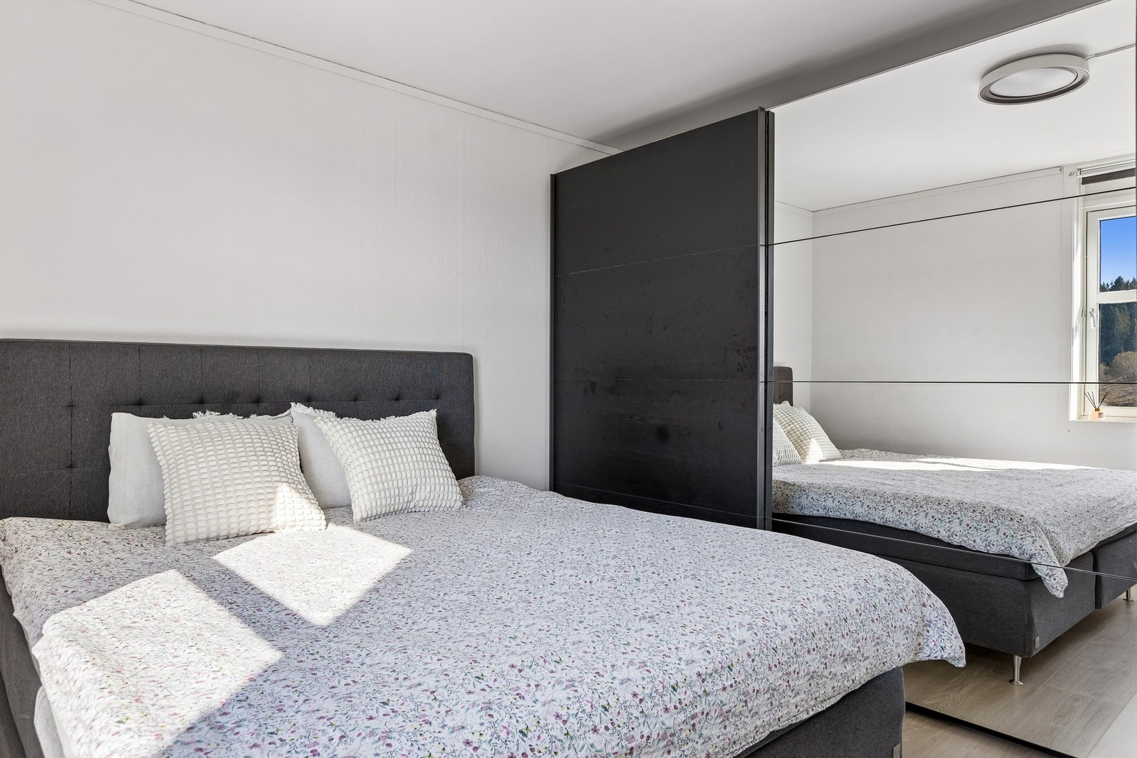 God plass til skyvedørsgarderobe. Galleribilde
