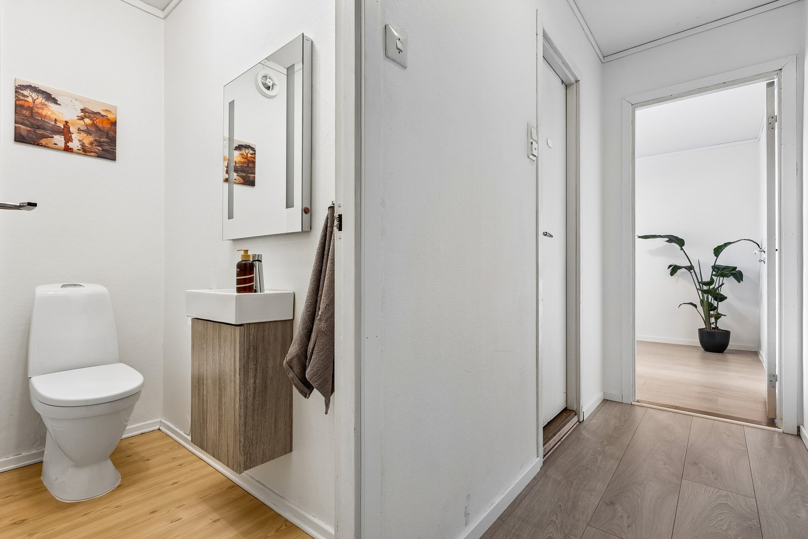 Fra gangen har du et praktisk separat toalettrom med servant. Galleribilde