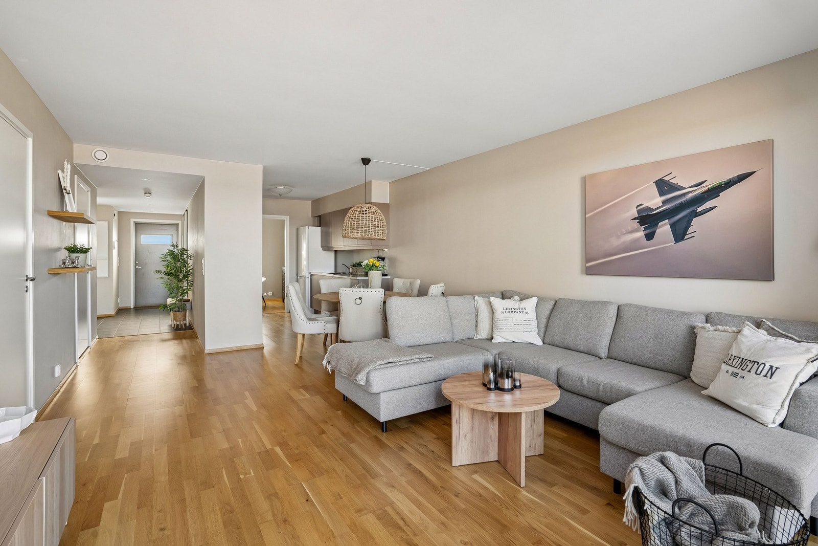 Romslig stue med god plass til sofagruppe og spisegruppe. Galleribilde
