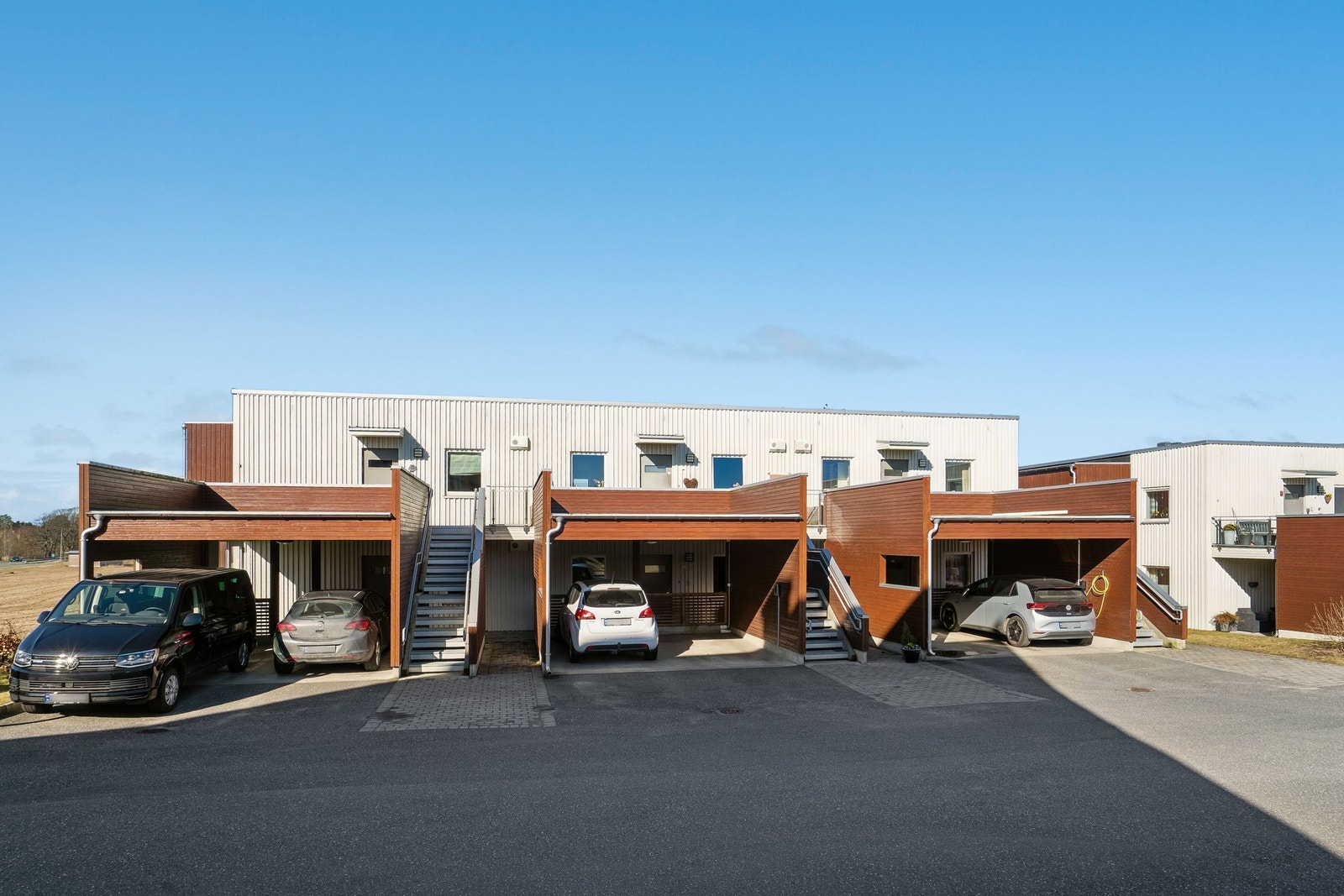 Carport med parkering rett ved inngang, med el-bil lader. Galleribilde
