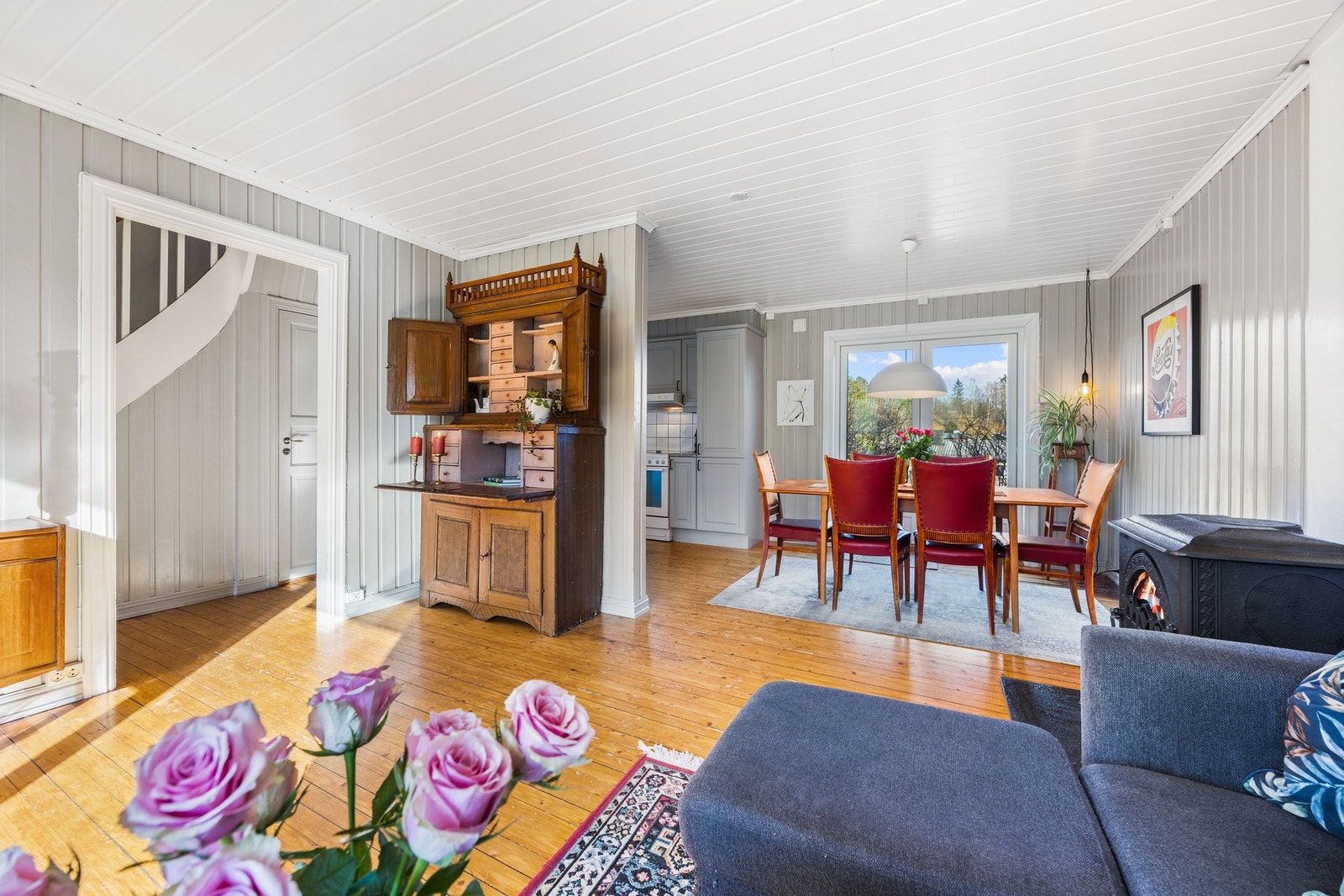 Det er god plass til både sofagruppe og spisebord. TV- og internett leveres fra Viken Fiber Altibox, hvor grunnpakken er inkludert i felleskostnadene. Galleribilde