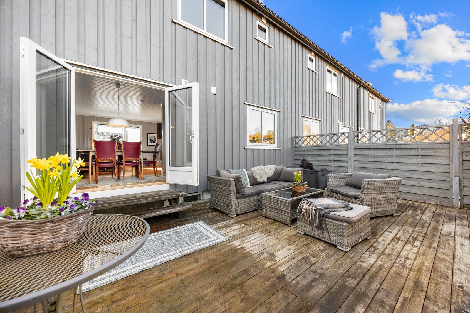 Fra stuen er det utgang via doble terrassedører til en solrik, østvendt terrasse på ca. 29 kvm - perfekt for å nyte morgen- og formiddagssolen. Galleribilde