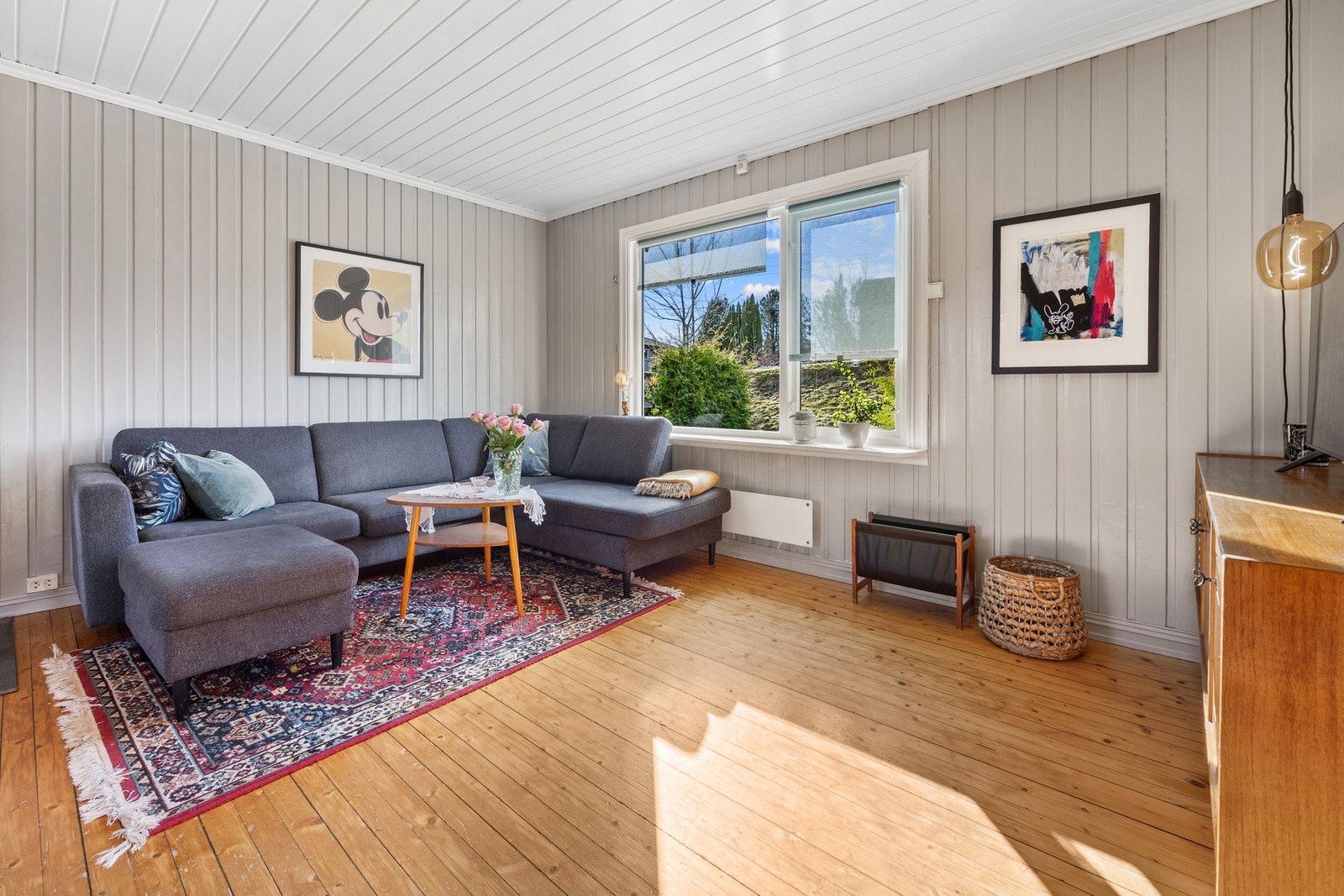 Store vindusflater i to himmelretninger slipper inn rikelig med naturlig lys. Galleribilde