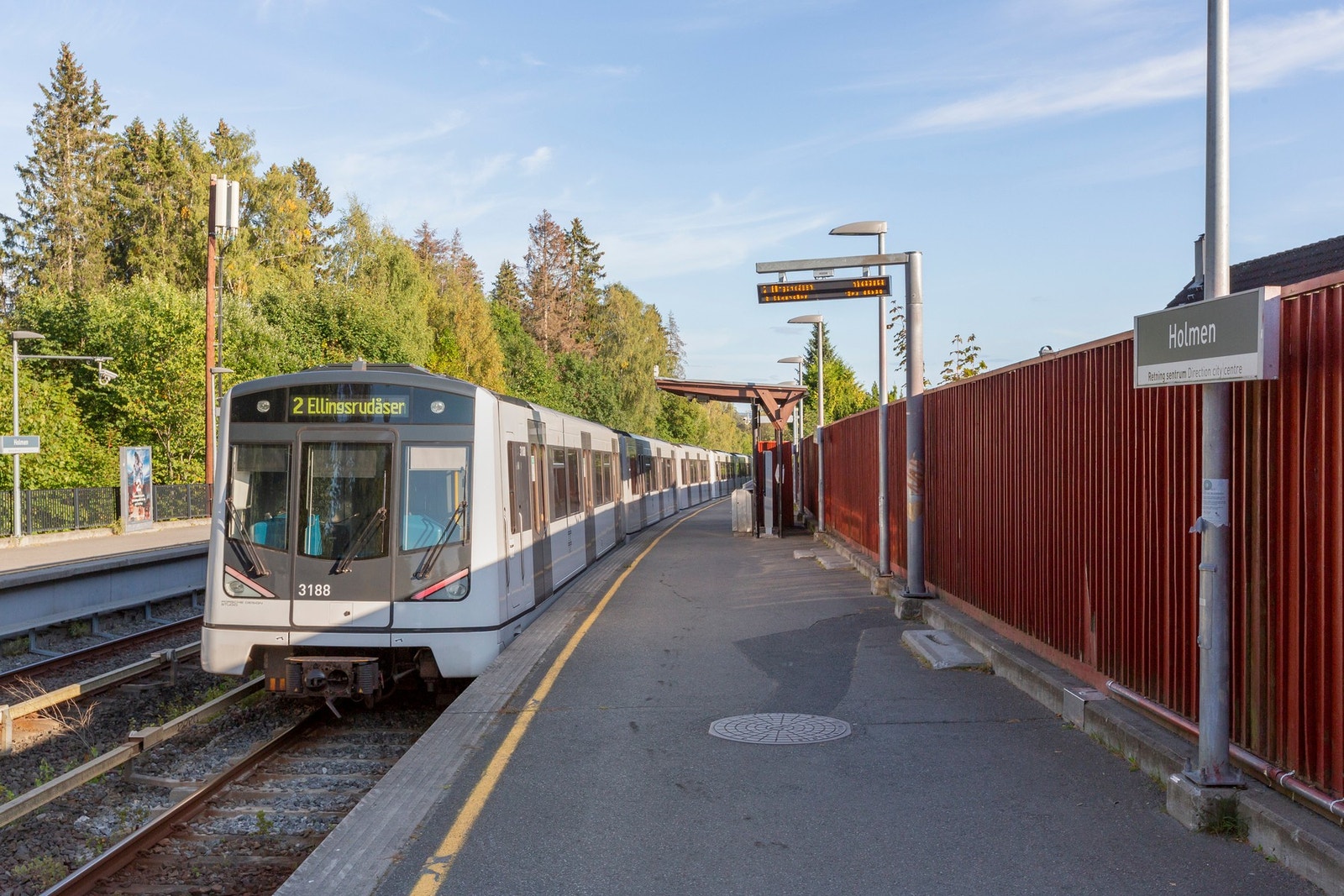 Holmen T-banestasjon ligger i gangavstand og betjenes av linje 2 med jevnlige avganger. Galleribilde