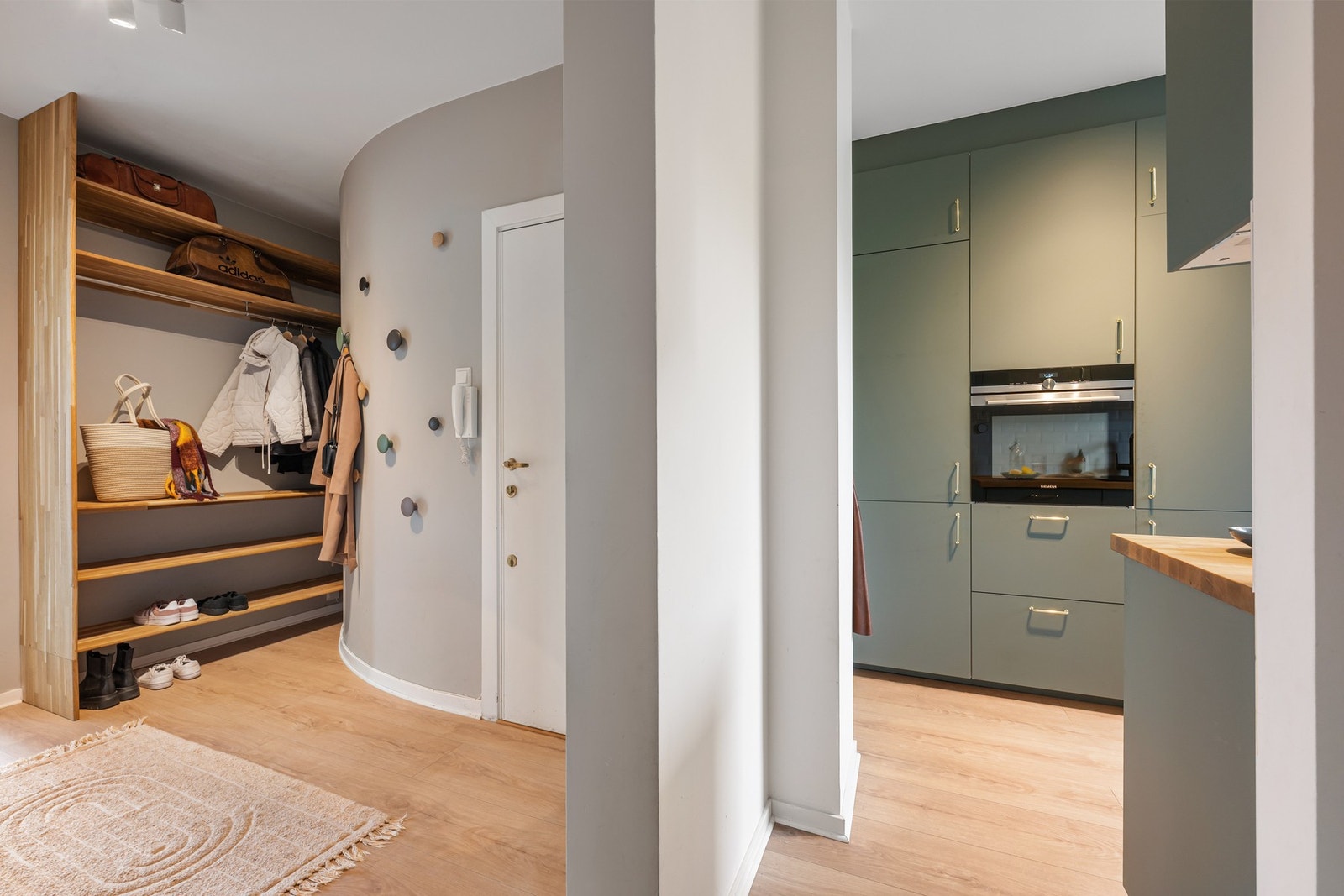 Entréen har en unik utforming som gir boligen et fint førsteinntrykk, samtidig som arealet er utnyttet på en smart og funksjonell måte. Galleribilde