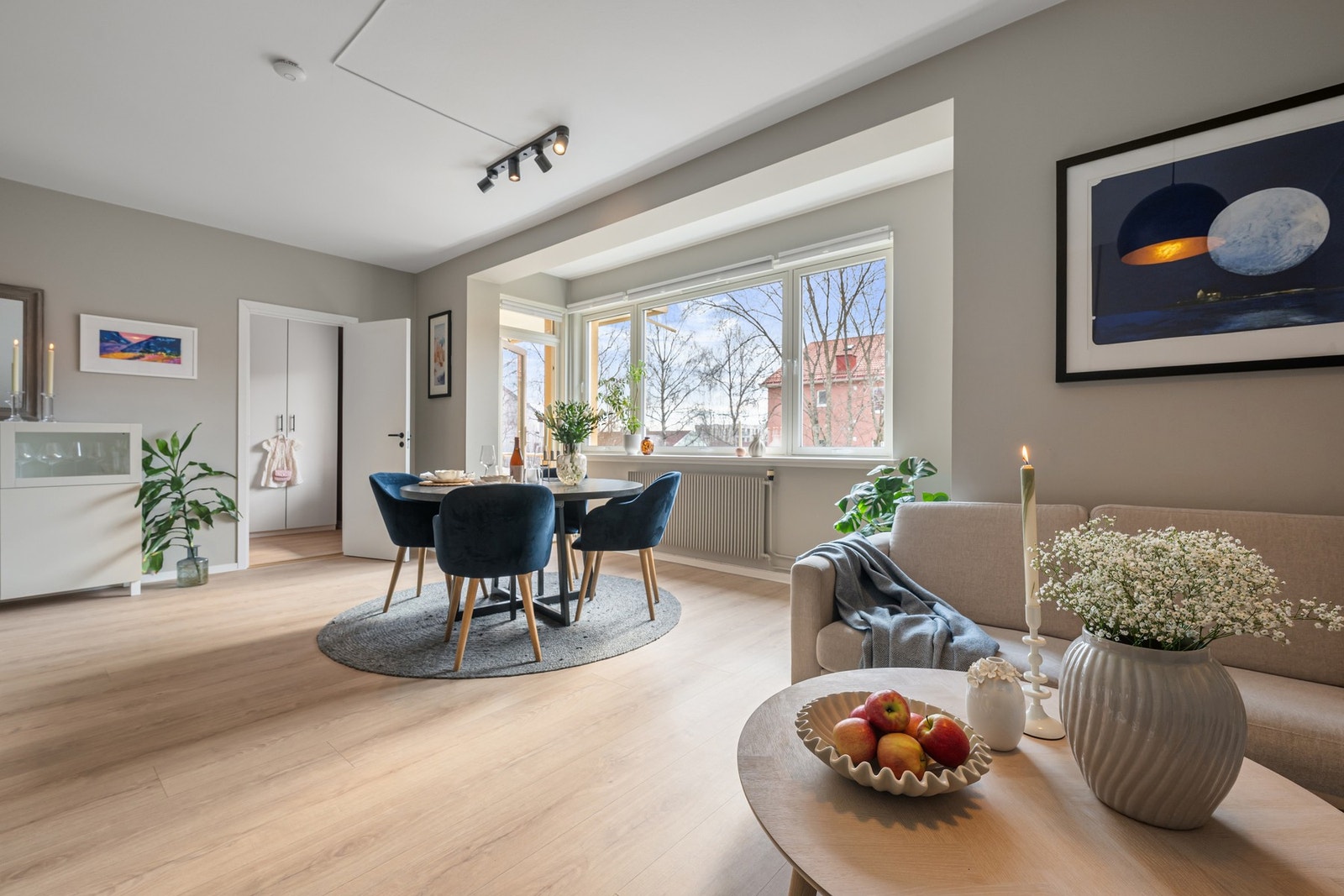Store vindusflater slipper inn godt med naturlig lys og bidrar til å fremheve rommets størrelse og åpne preg. Galleribilde