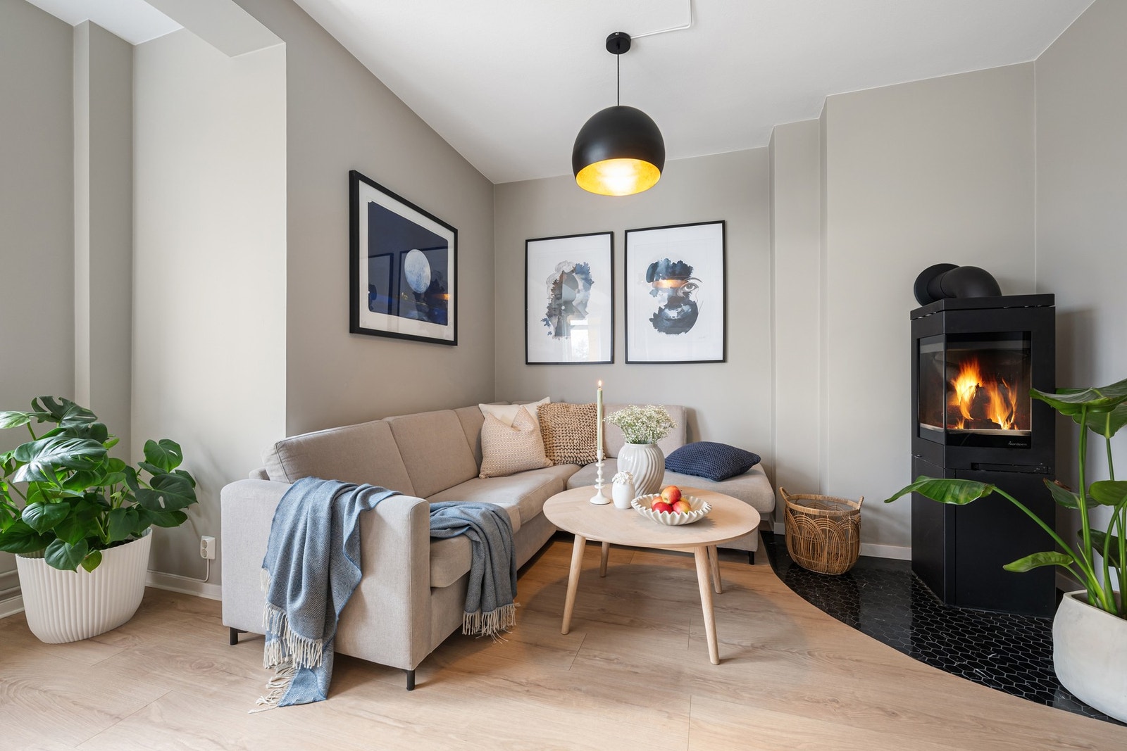 Her får du en romslig og trivelig stue med gode møbleringsmuligheter og en fin balanse mellom det praktiske og det hyggelige. Galleribilde