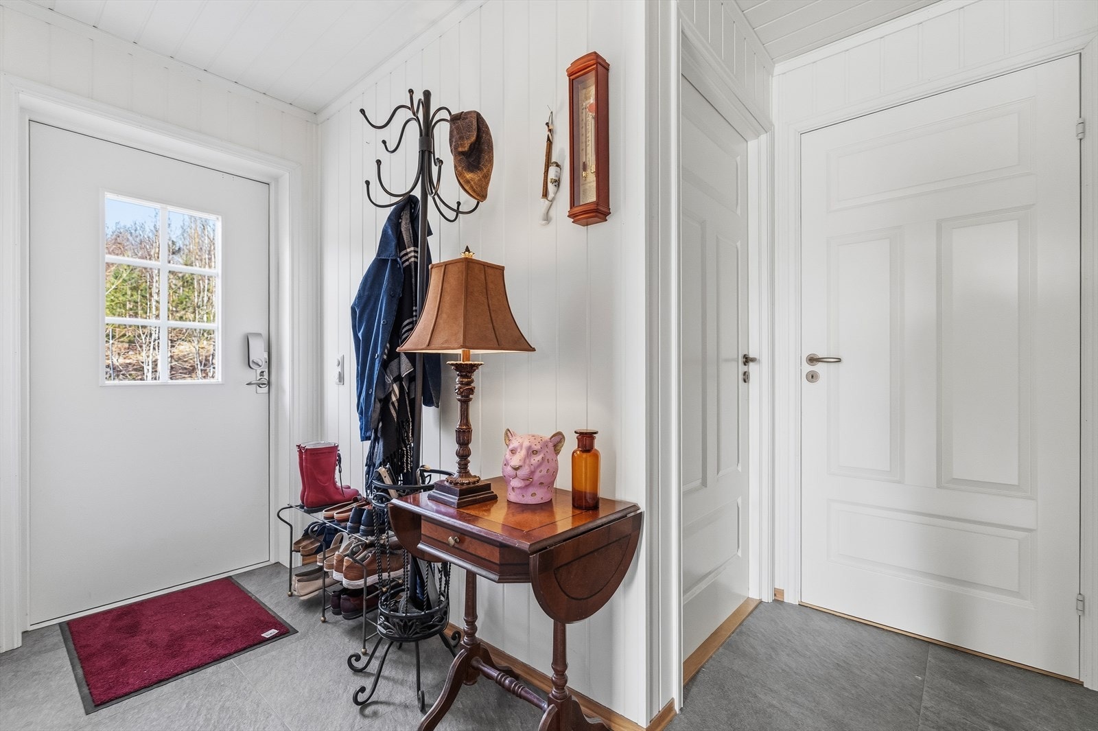 Entre med god plass til å henge fra seg yttertøy Galleribilde