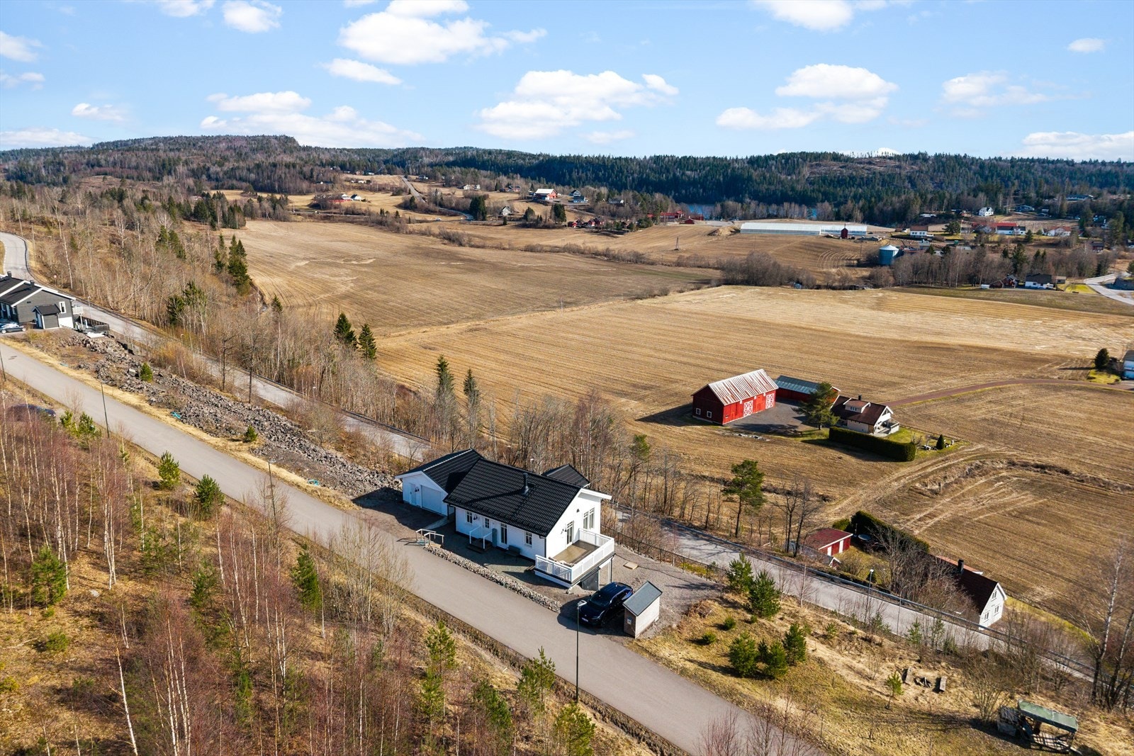 Fra eiendommen er det ca. 30 minutter til Tønsberg og 40 minutter til Sandefjord. Galleribilde