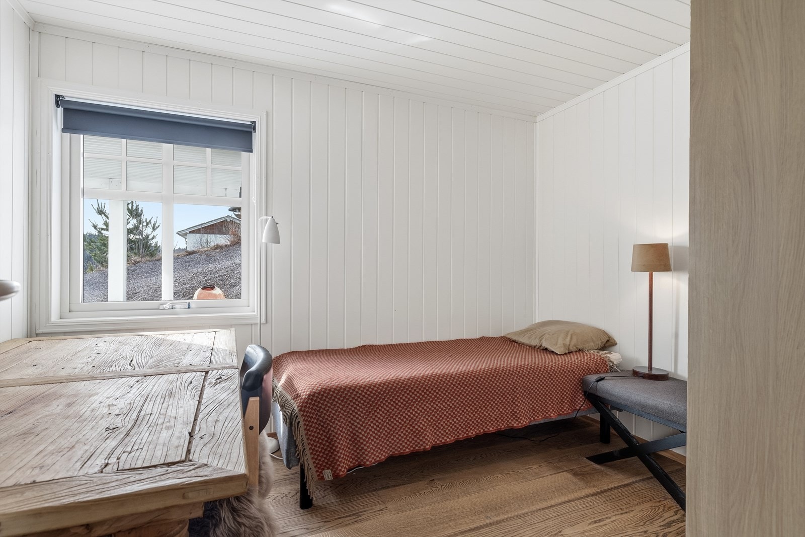Soverom nr 3. Soverommene har påkostede garderobeskap. Galleribilde