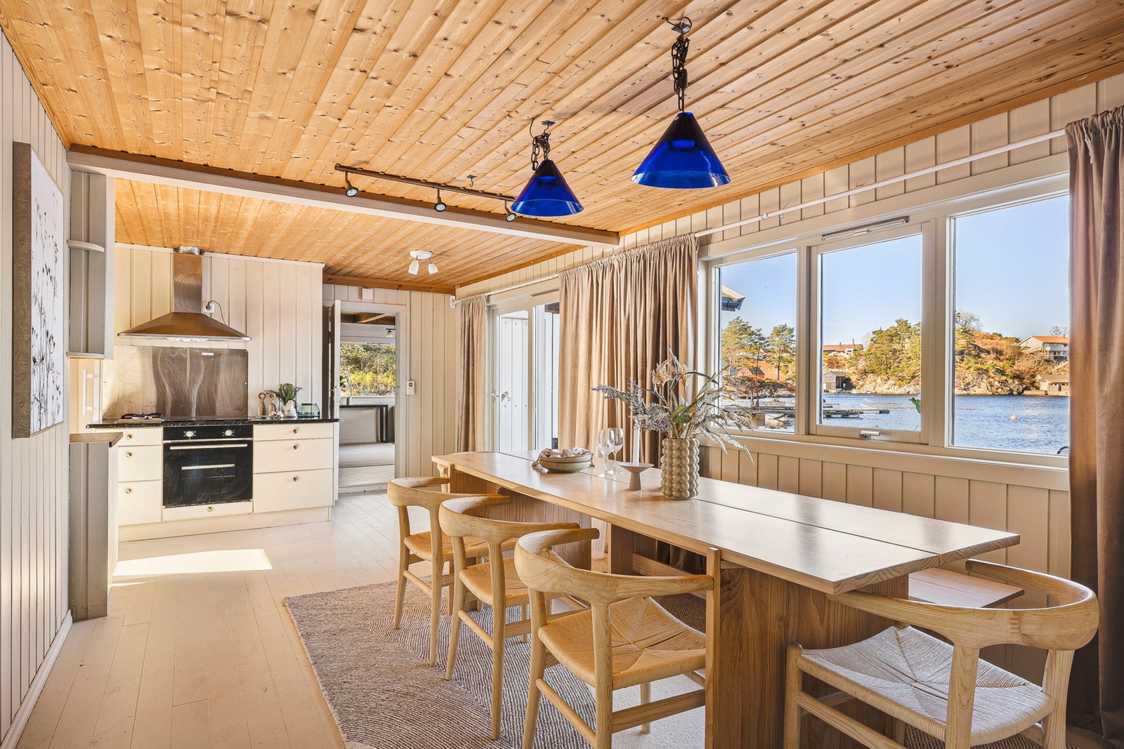 Boligen har et romslig kjøkken med plass til langbord for hele familien. Galleribilde