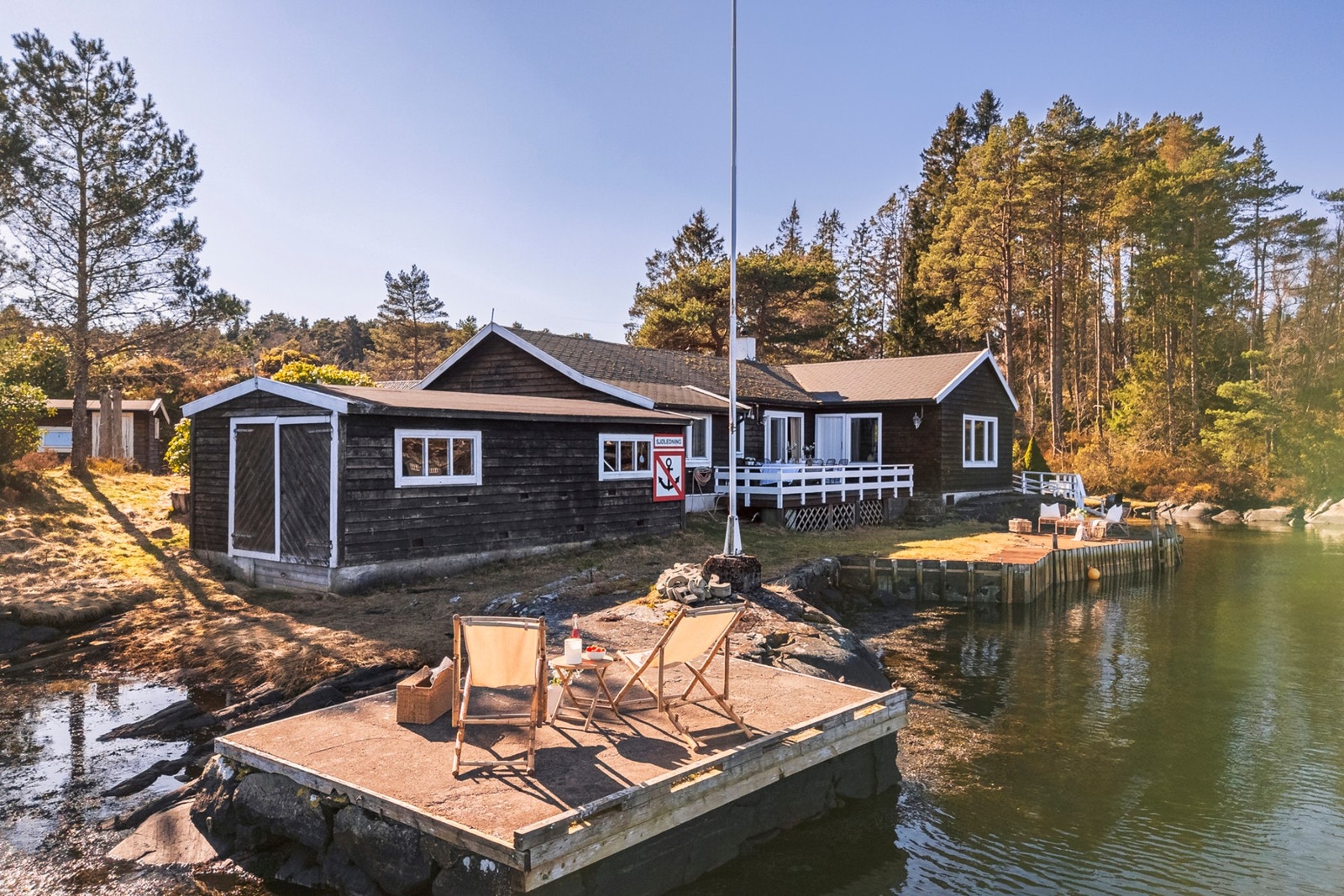 Dette er en sjelden mulighet til å sikre deg denne flotte sjøeiendommen med nydelig utsikt på Hjellestad / Milde. Galleribilde