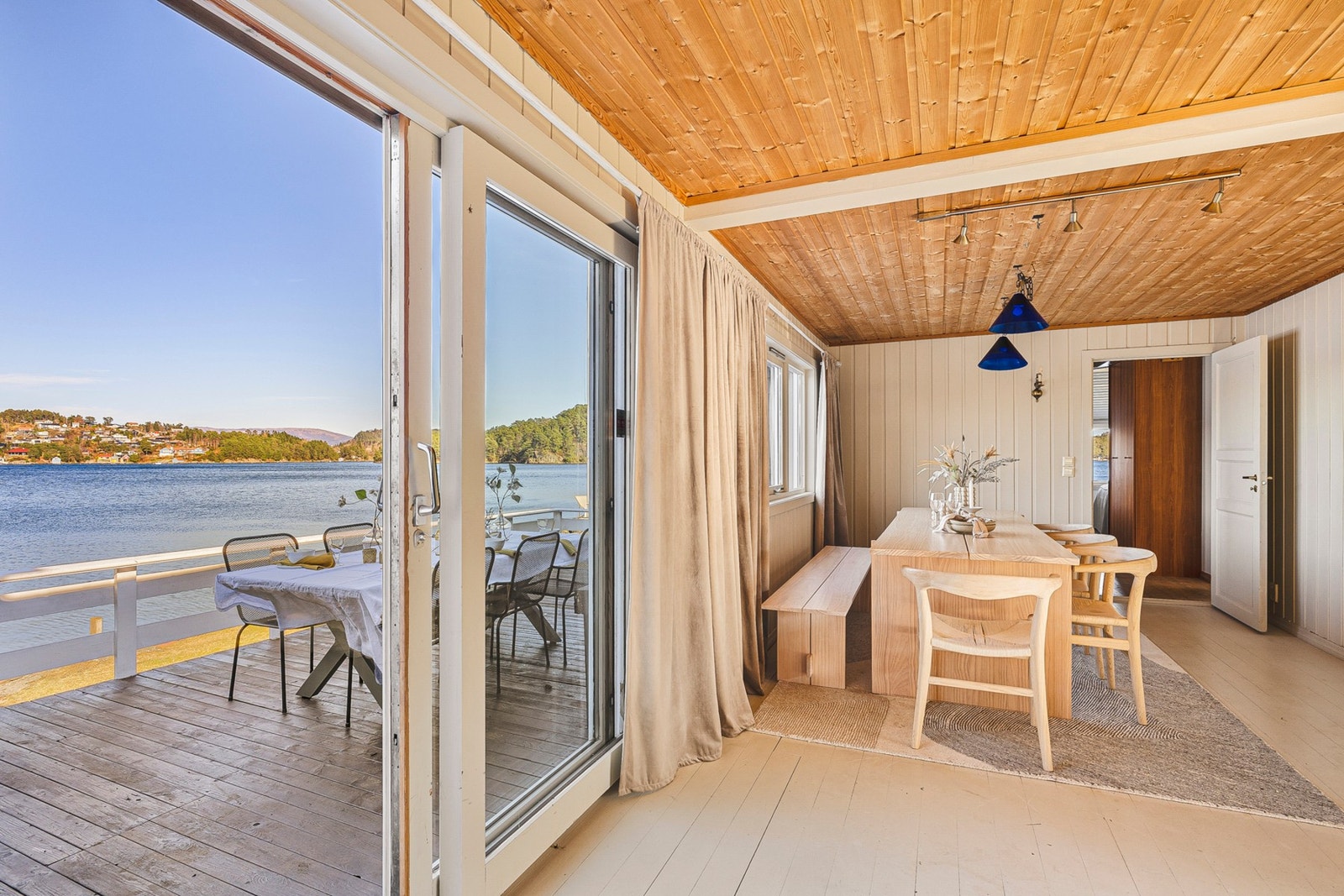 Videre fra kjøkkenet har du utgang til en hyggelig terrasse. Galleribilde