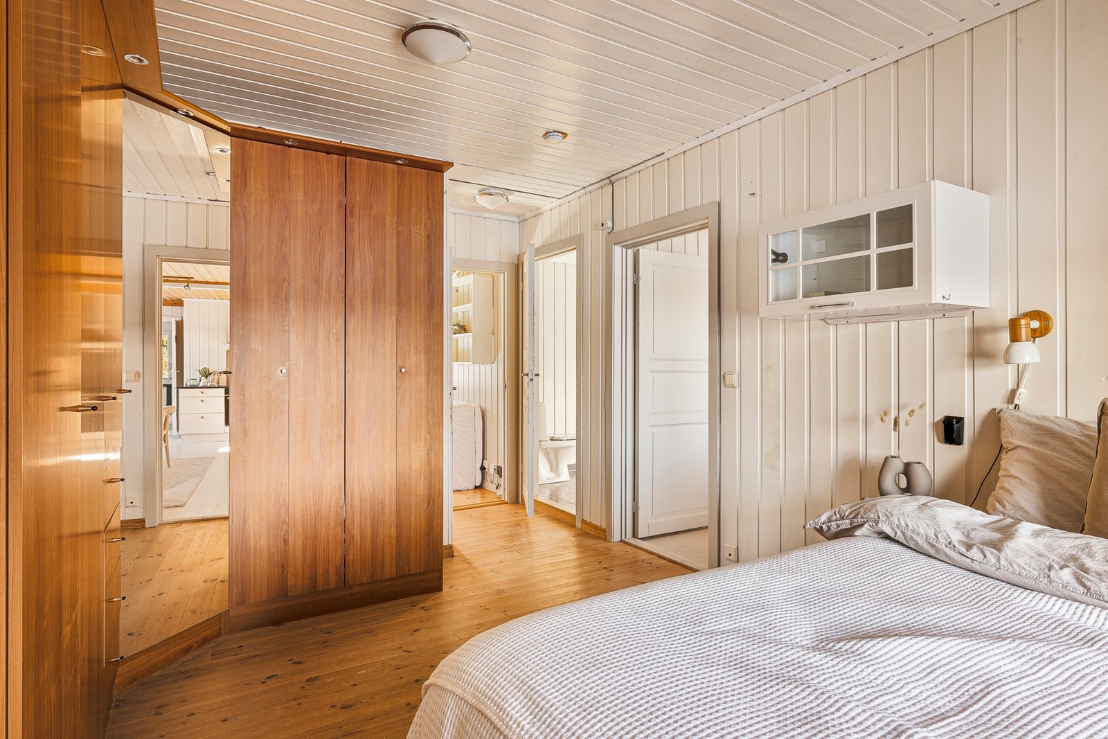 Hovedsoverommet har god plass til dobbeltseng, nattbord på hver side og en romslig garderobe. Galleribilde