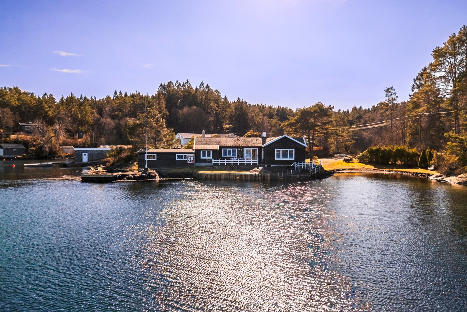 Eiendommen har en nydelig beliggenhet med gode solforhold, strandlinje, naust og bryggeanlegg. Galleribilde