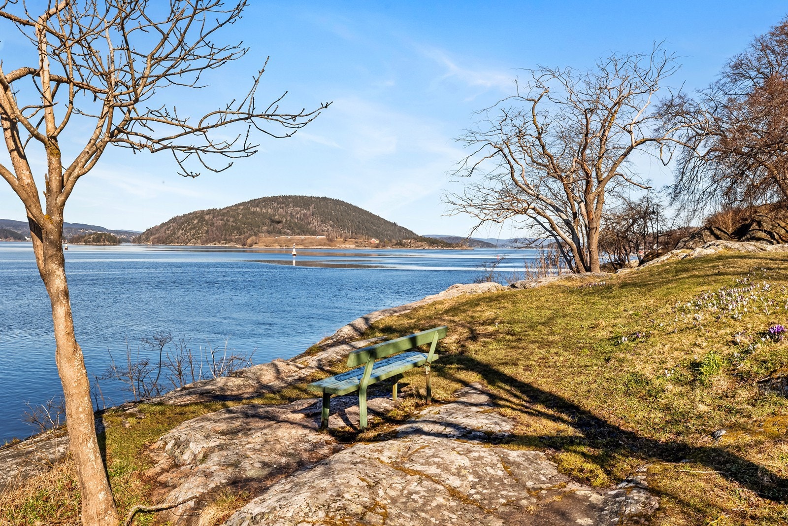 Ca. 5 min. gange fra leiligheten ligger Badeparken med sandstrender, stupebrett, svaberg og en flott gresslette. Galleribilde