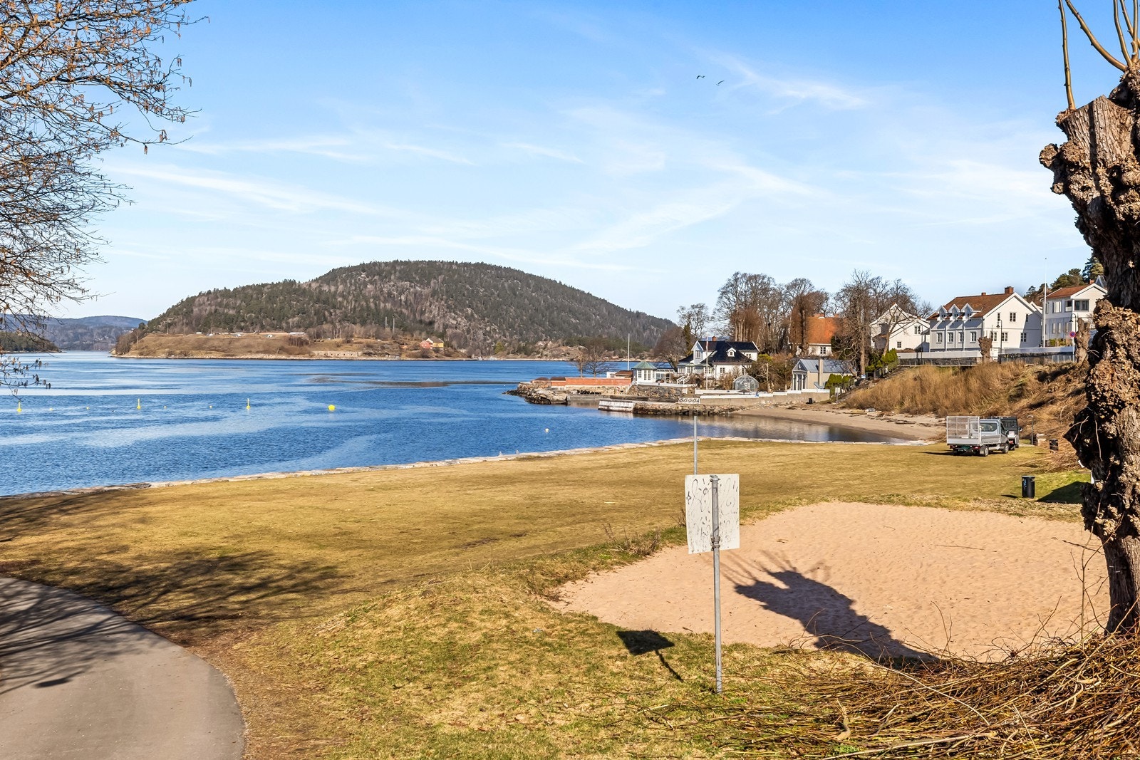 Parrstranda ligger nord i Badeparken med sand, gress og sol hele dagen. Galleribilde
