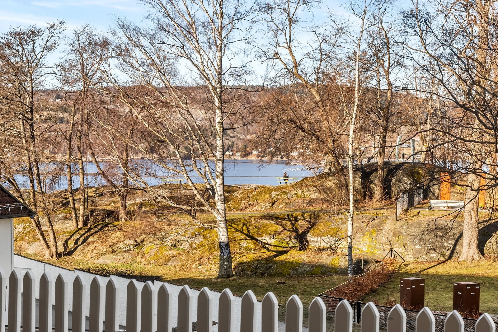 Fjordutsikt fra veranda med naturområde i forkant. Galleribilde