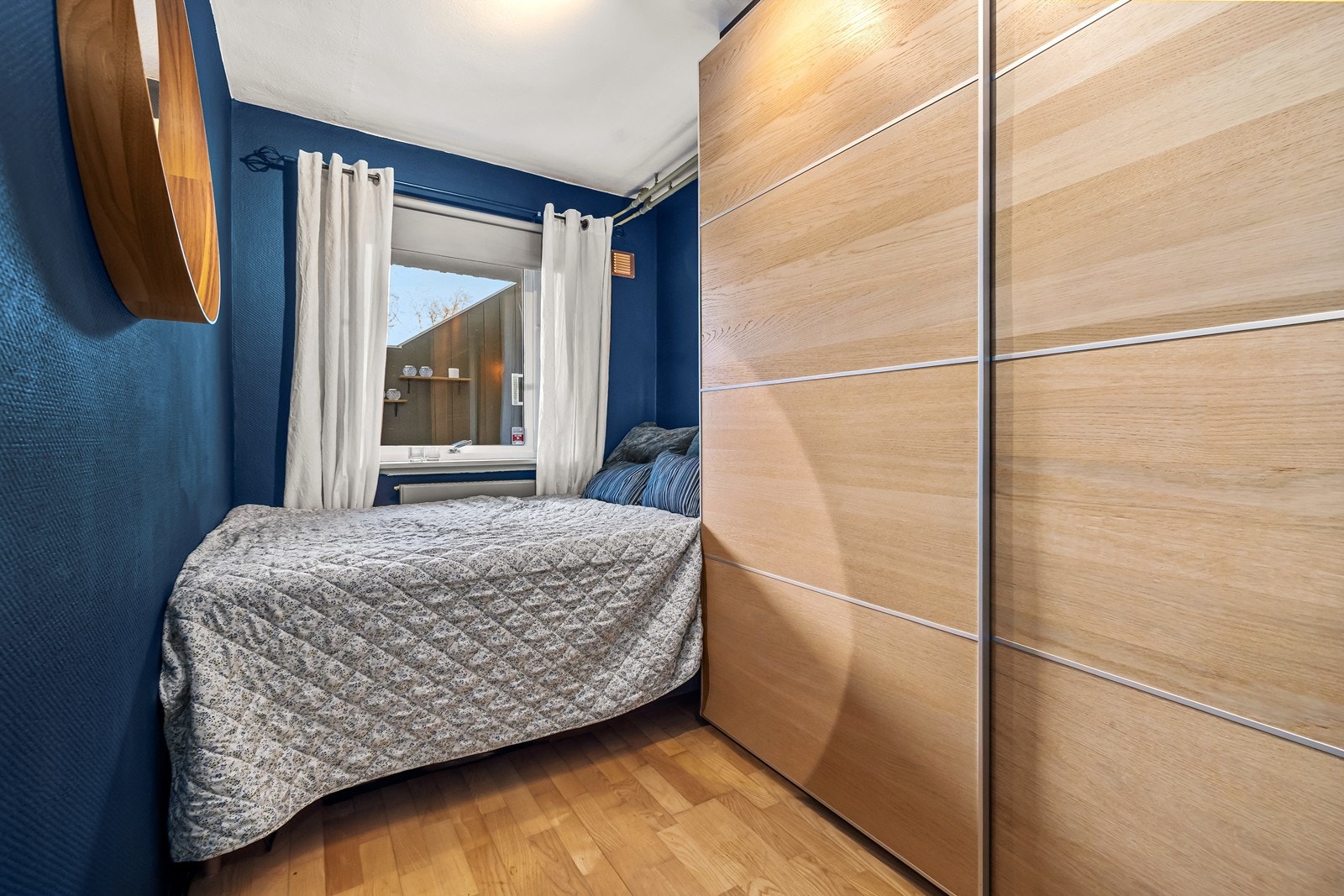 På soverommet er skyvedørsgarderobe nylig satt inn. Det er plass til dobbeltseng og stort vindu ut mot egen veranda. Galleribilde