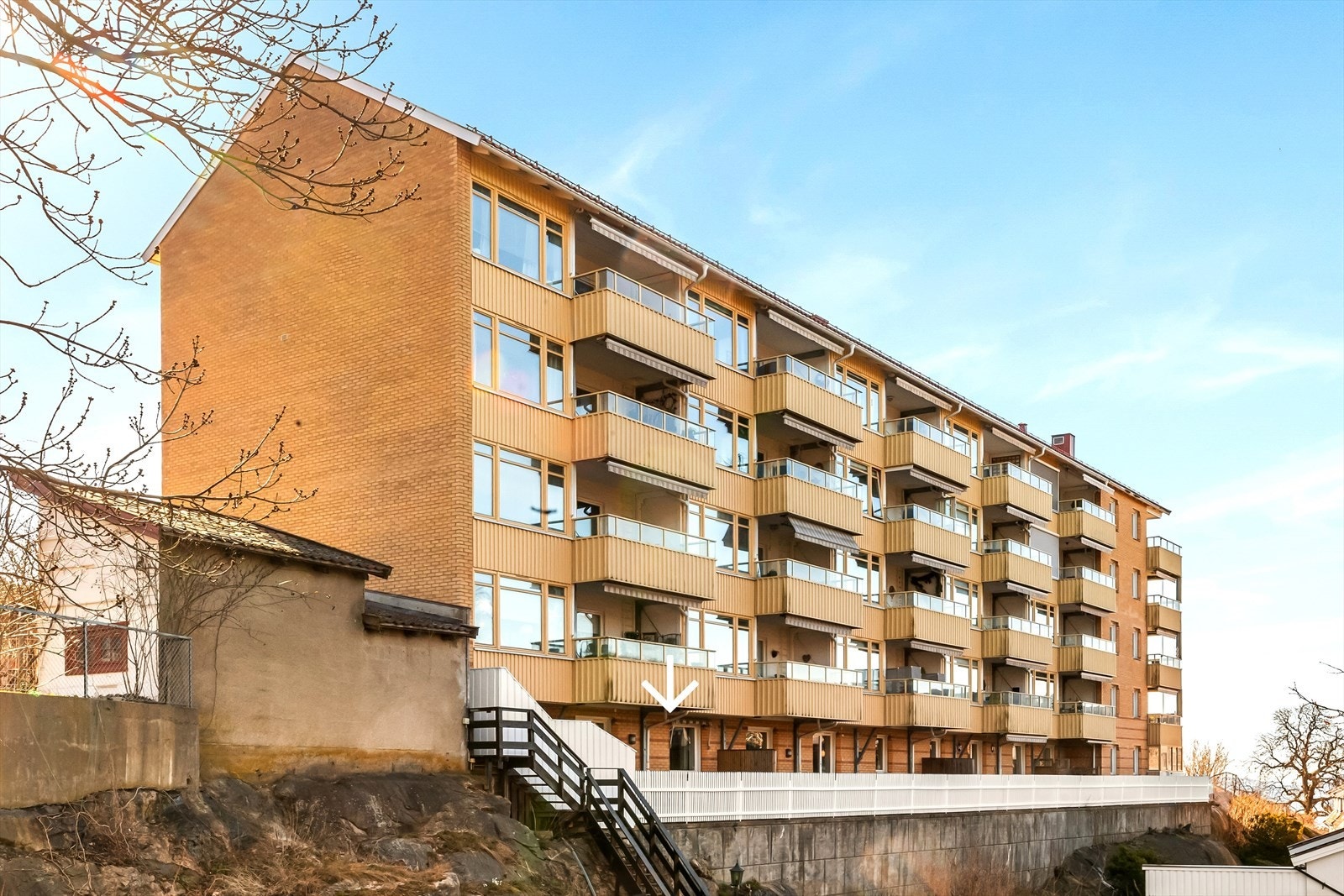 Leiligheten ligger i ende og underetasje, men likevel høyt i terrenget. Borettslaget har byttet tak og malt utvendig i nyere tid. Galleribilde