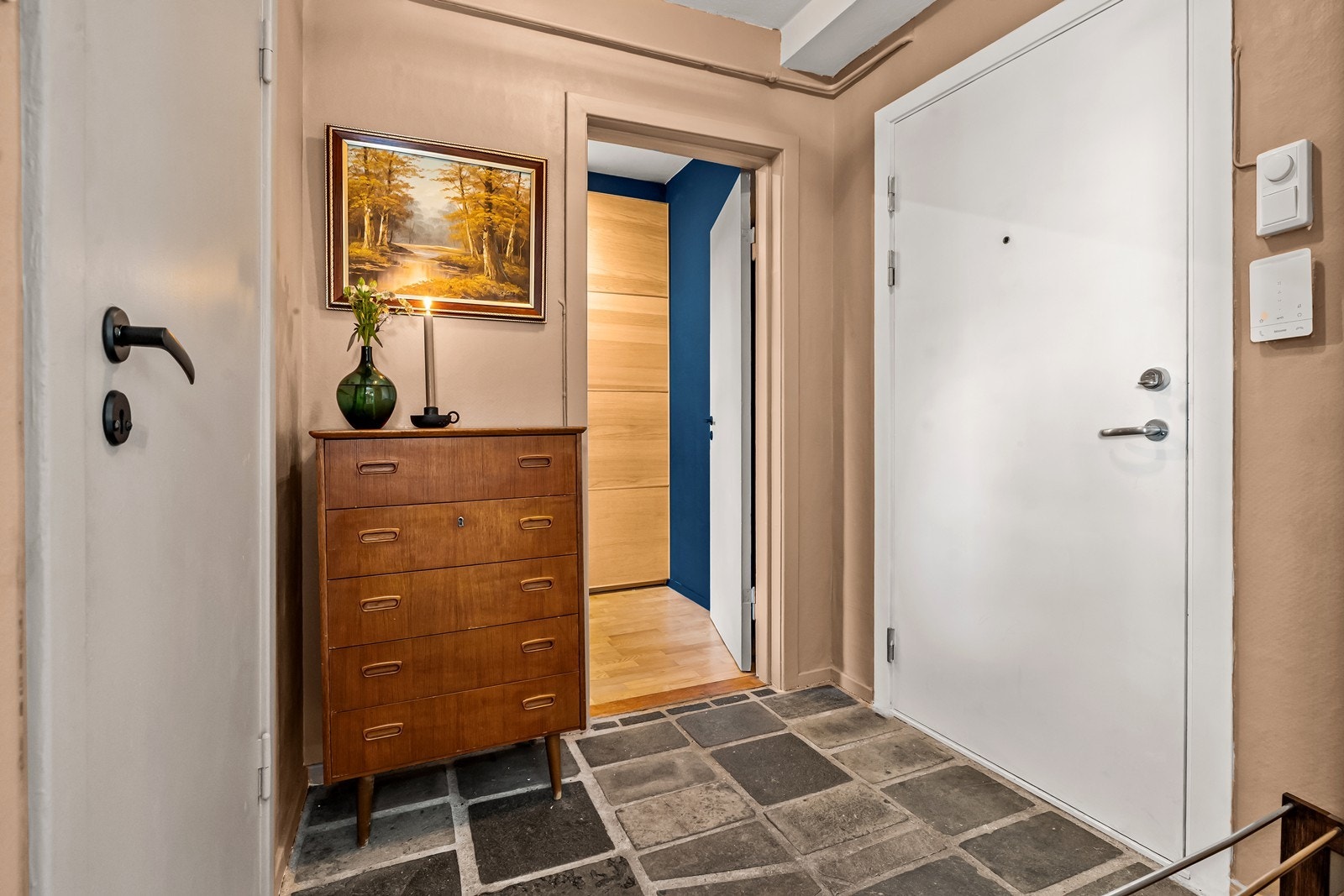 Entreen har steinheller på gulv og plass til oppbevaringsmøblement. Galleribilde