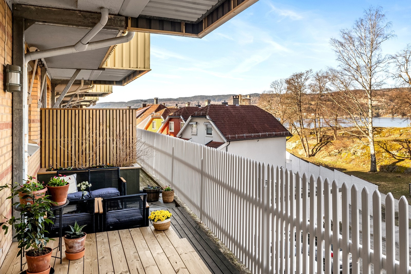 Beliggenheten gir en idyllisk følelse av nærhet til fjord og grønt - midt i Drøbak sentrum! Galleribilde