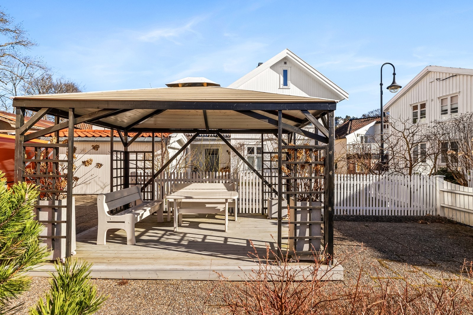 Hyggelige fellesområder gir rom for sosialt blant annet med pergola og flere sittegrupper på fremsiden av bygget. Galleribilde