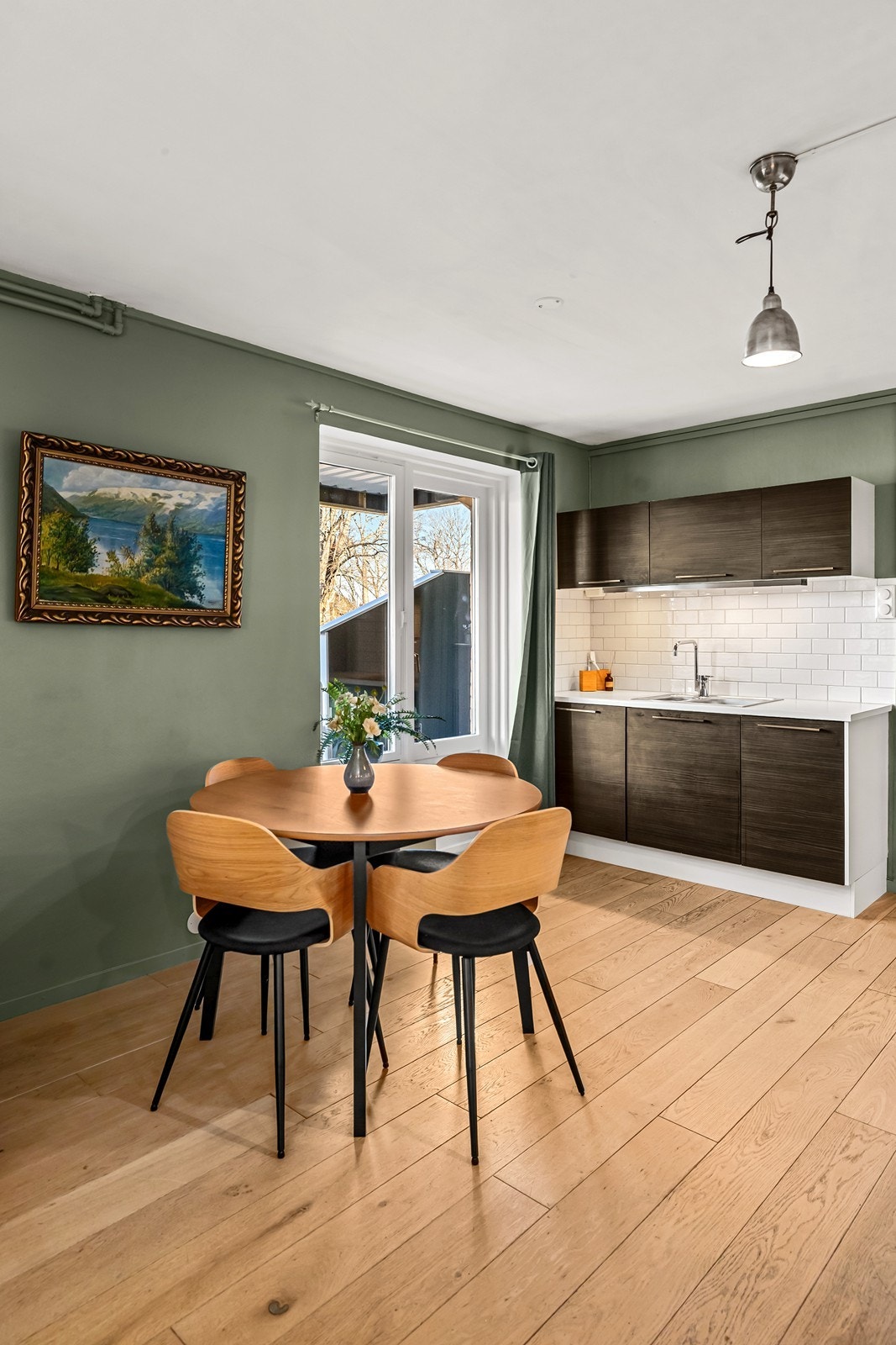 Fra kjøkken- og spisestuesonen er det dobbel glassdør ut til vestvendt veranda. Galleribilde