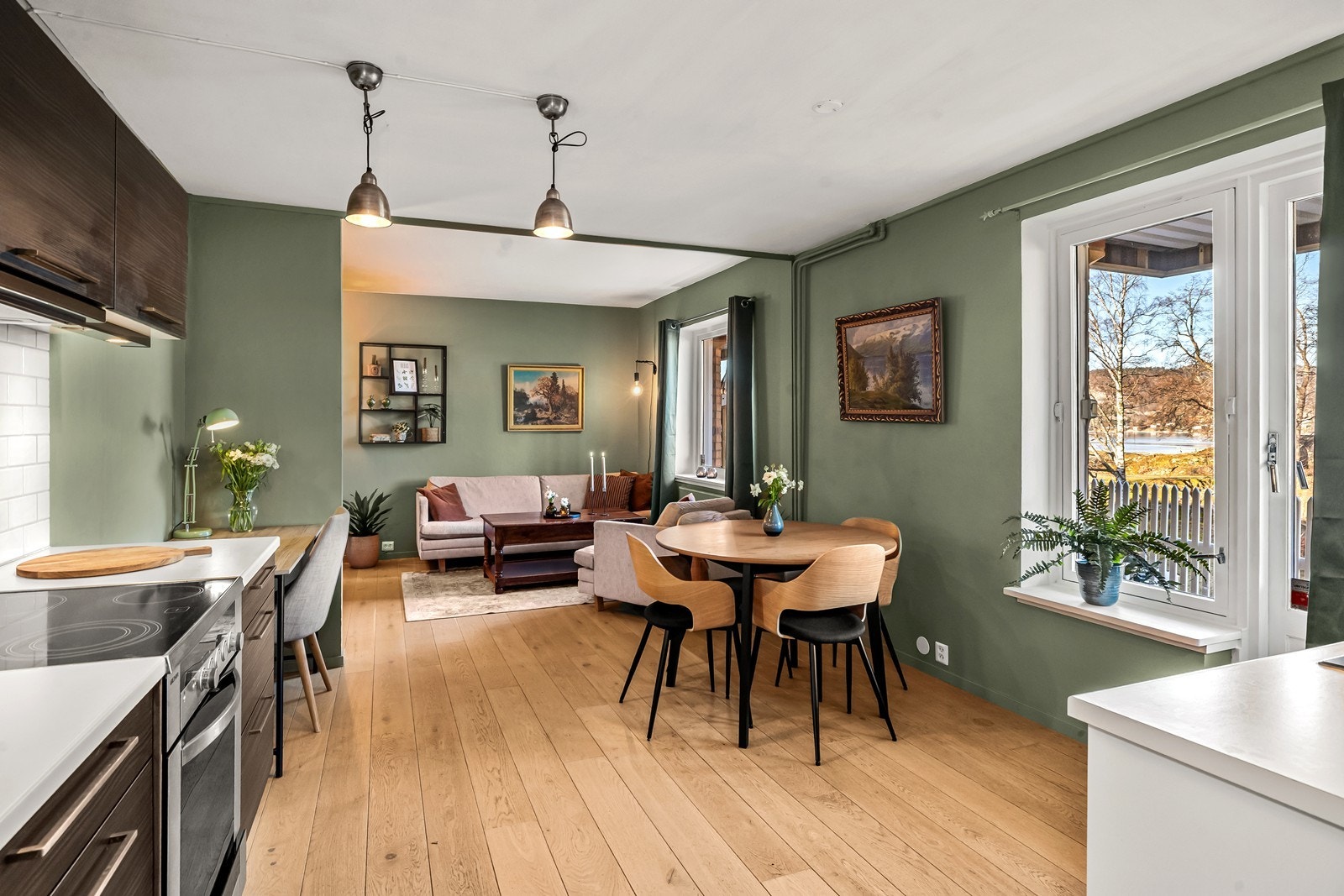 Likevel er det klare, adskilte soner for sofahjørne og spisesplass tilknyttet kjøkken. Galleribilde