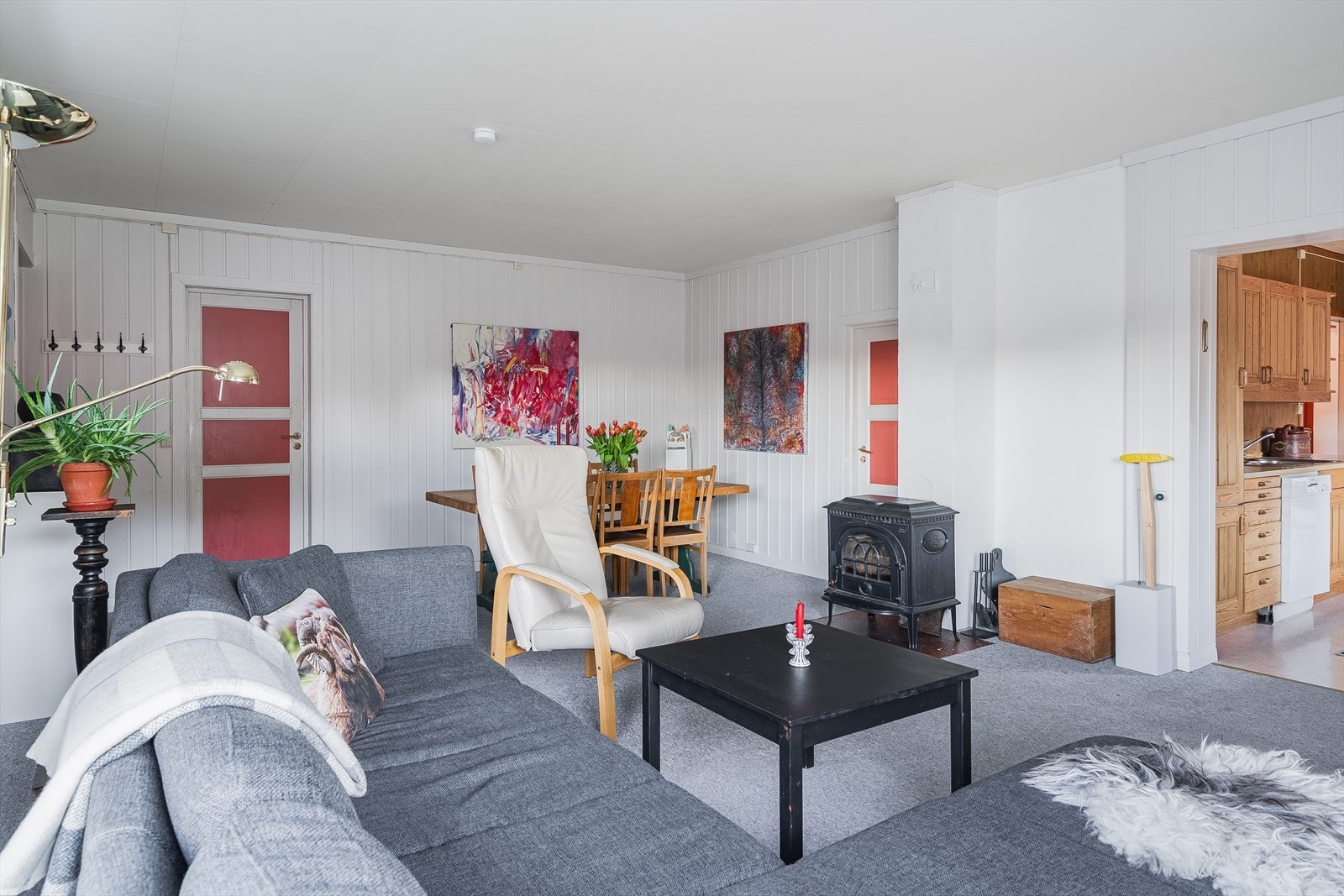 Som et fint midtpunkt i stuen er det en koselig peisovn som både varmer og bidrar til ekstra hygge. Galleribilde